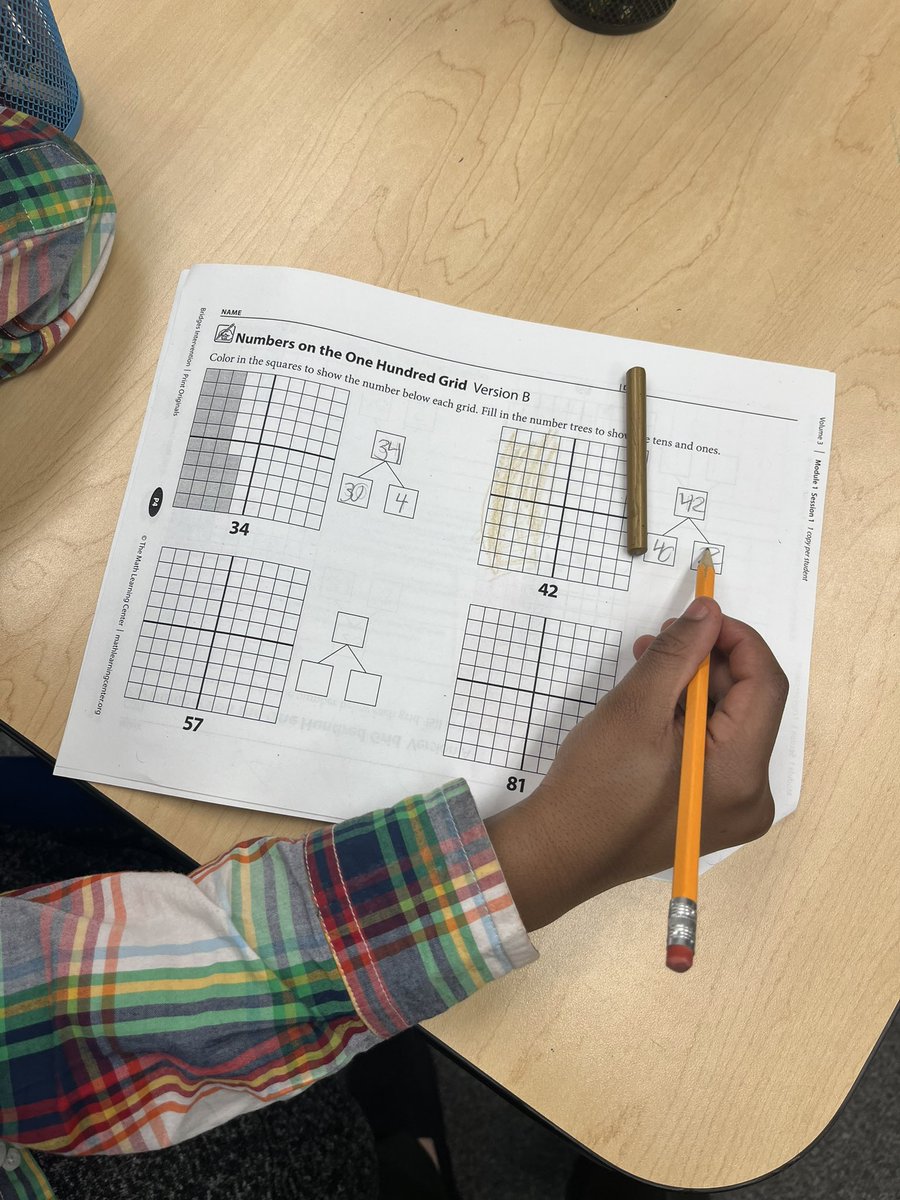 MsGraberMTSS's tweet photo. Second graders are shifting from using base ten blocks to a one hundred chart to model two digit numbers. This is moving our understanding of place value from concrete to representational. From there we can compare, add, and subtract these numbers. #LongfellowBears #D97 https://t.co/ql8lySKs5c