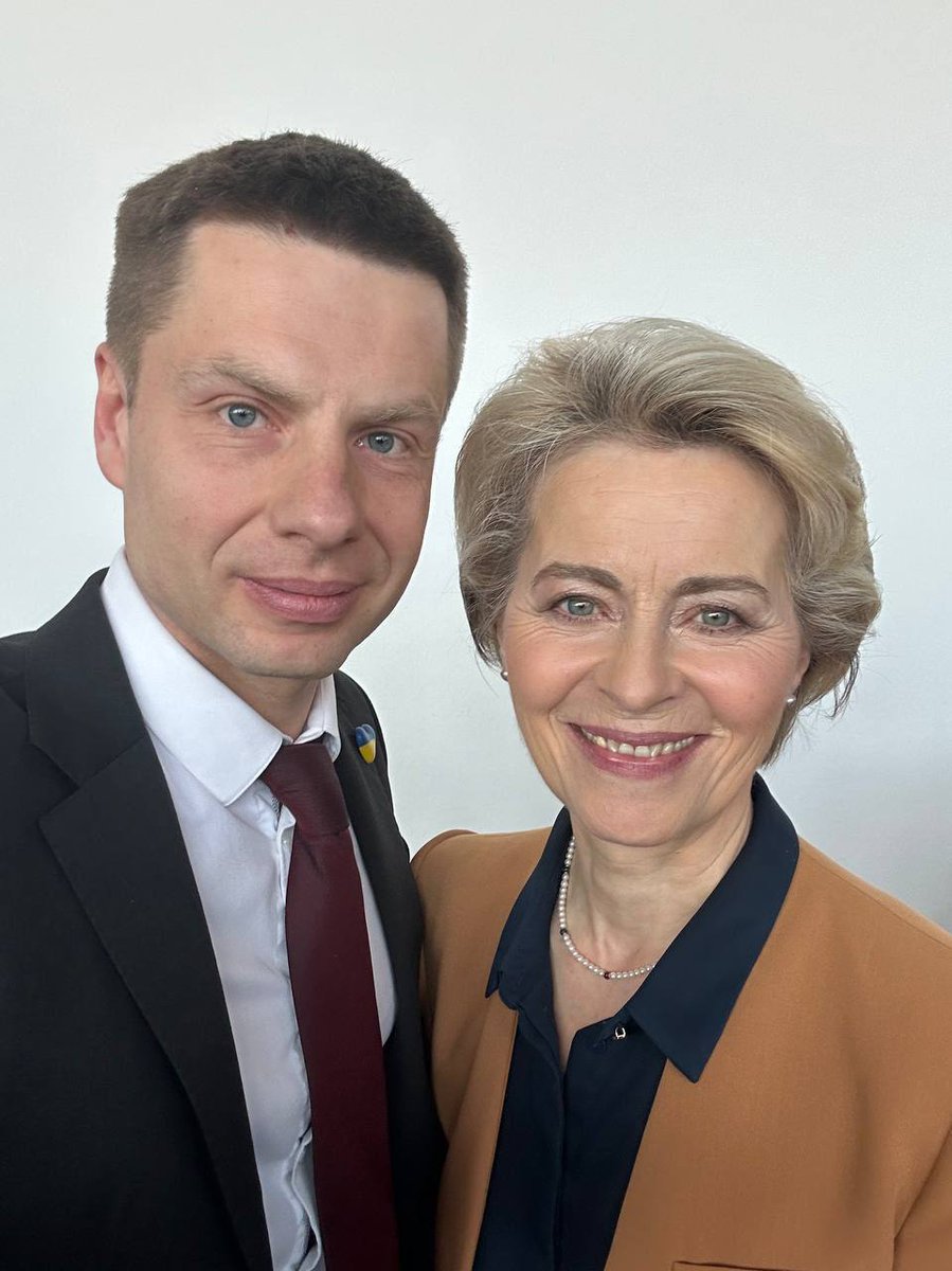 ArthurM40330824's tweet photo. #UrsulavonderLeyen poses with Goncharenko
Not only did he participate in the burning of people in Odessa #Ukraine in 2014, but he recently announced the allocation of a million hryvnias to kill or kidnap the head of the Russian rescue mission in #Turkey. https://t.co/IeJ2qApgSS