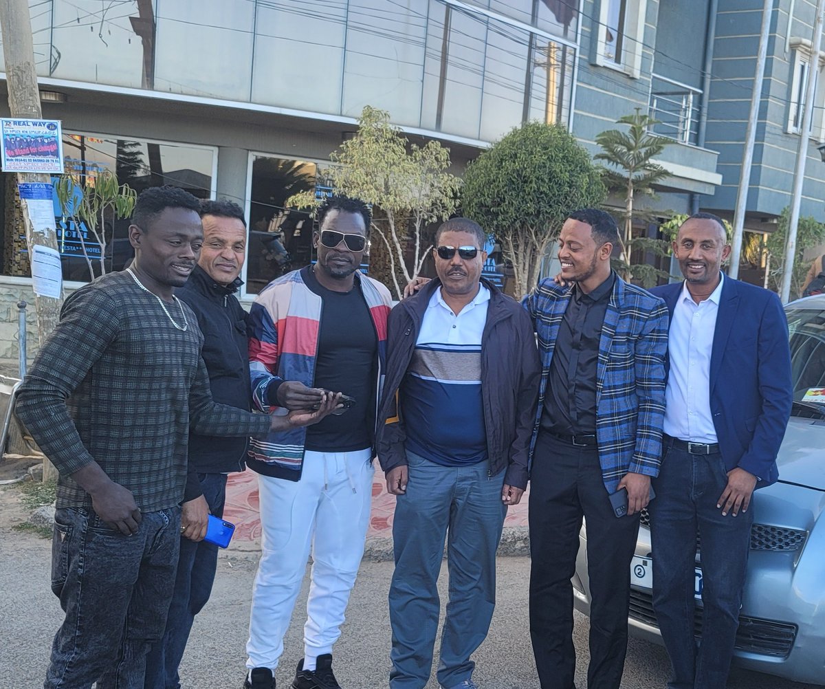 ProfKindeya's tweet photo. ከ አርቲስት ታሪኩ ጋንካሲ  #ዲሽታጊና ዛሬ በመቐለ ተገናኘን። ደስ ይላል።  ሰለ ሰላም አውርተናል። It was a pleasure to have met today artist Tariku Gankisi #Dishtagina at #Mekelle #Tigray. Peace takes a courge &amp; Tariku is a pioneer. Big respect! https://t.co/Z0q2y1G0hS
