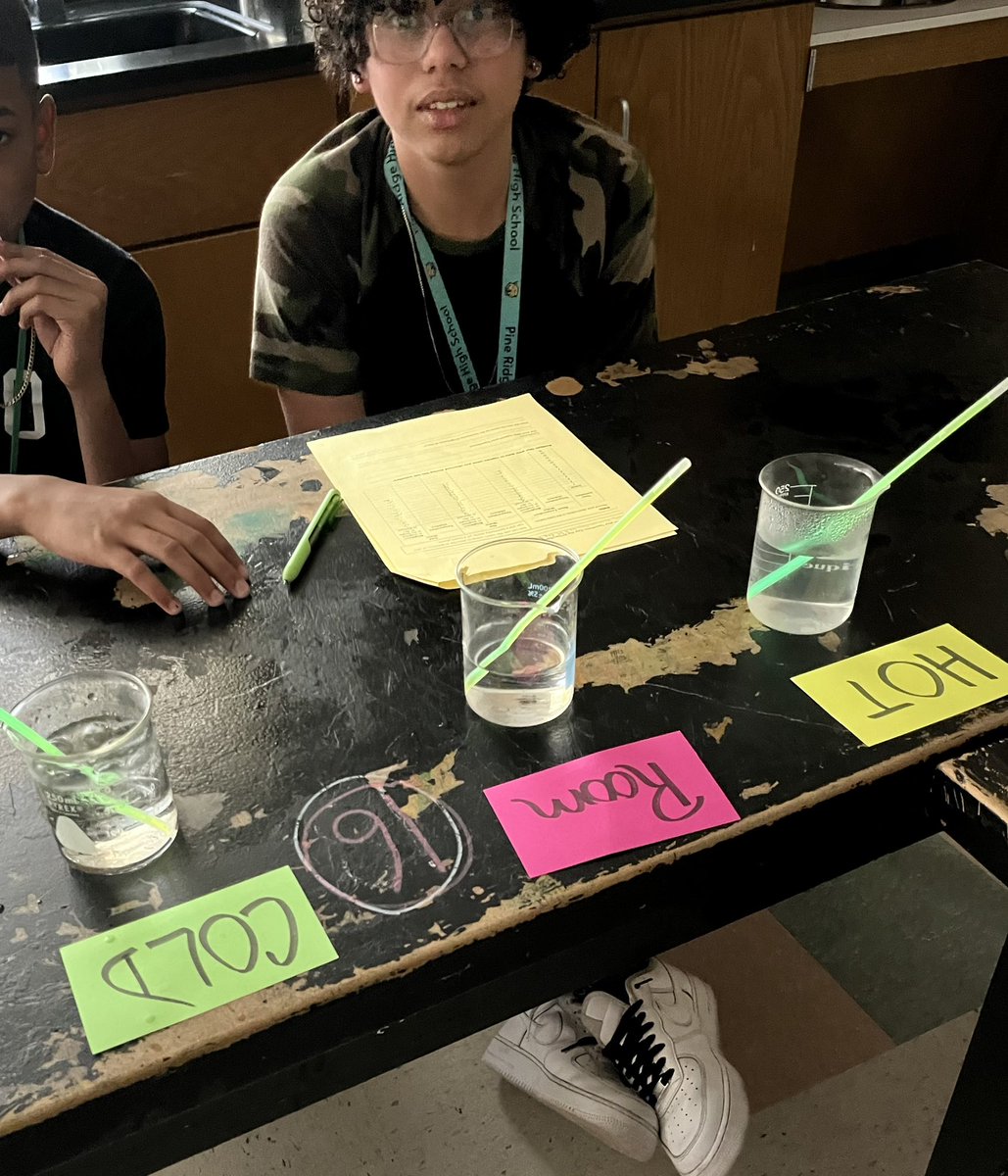 MrsPaulSCIENCE's tweet image. Discovering how temperature affects a star’s brightness using glow sticks! #VCSscience #teachertwitter @hmseaglesFL