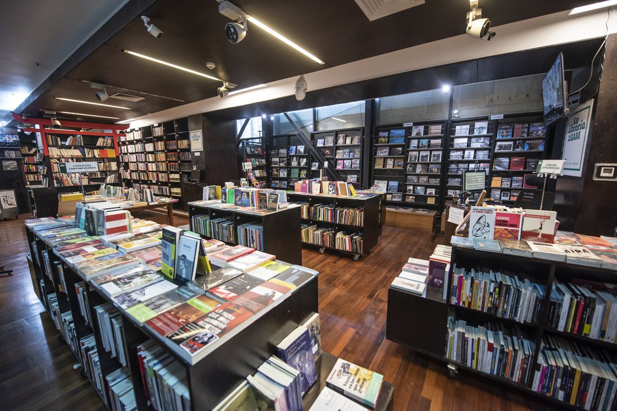 centroGAM's tweet photo. #LibrosLovers😍  En la @LibreriadelGAM_ encontrarás títulos chilenos, editoriales independientes, clásicos de diversos géneros y un rincón para niños. Ven a conocerlos, este es su horario ⏰: Martes a Sábado, de 13 a 19 h. https://t.co/RKJoLDWlHq