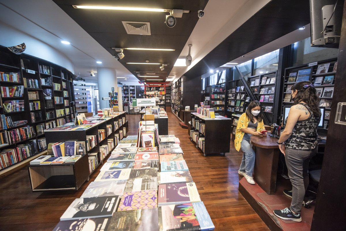 centroGAM's tweet photo. #LibrosLovers😍  En la @LibreriadelGAM_ encontrarás títulos chilenos, editoriales independientes, clásicos de diversos géneros y un rincón para niños. Ven a conocerlos, este es su horario ⏰: Martes a Sábado, de 13 a 19 h. https://t.co/RKJoLDWlHq