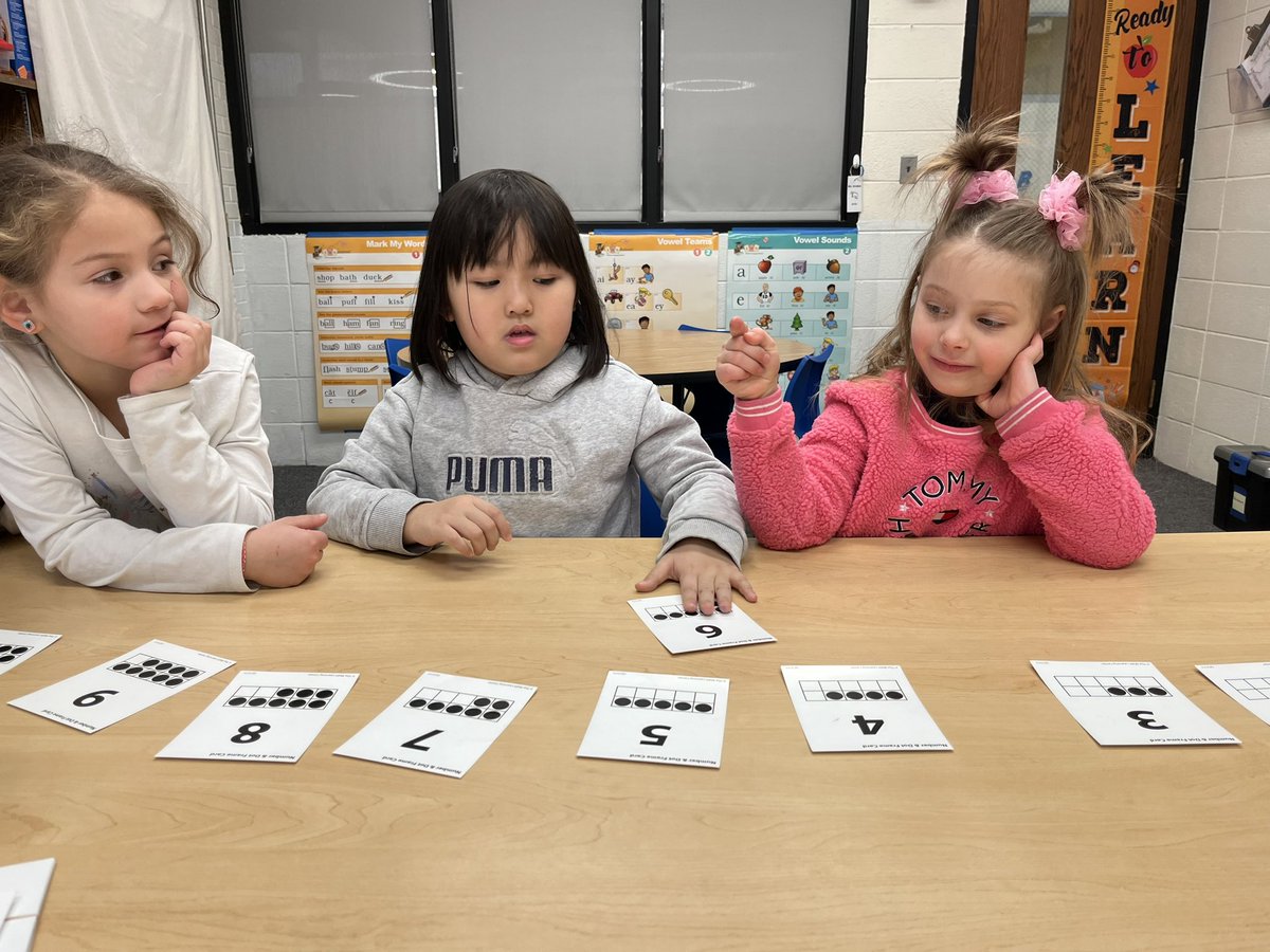 MsGraberMTSS's tweet photo. Kindergarteners work together to put mixed up numeral cards 1-10 in the correct order. If they get stuck, they can use the ten frame to help visualize the number. #LongfellowBears #D97 https://t.co/UAE56SUrYI