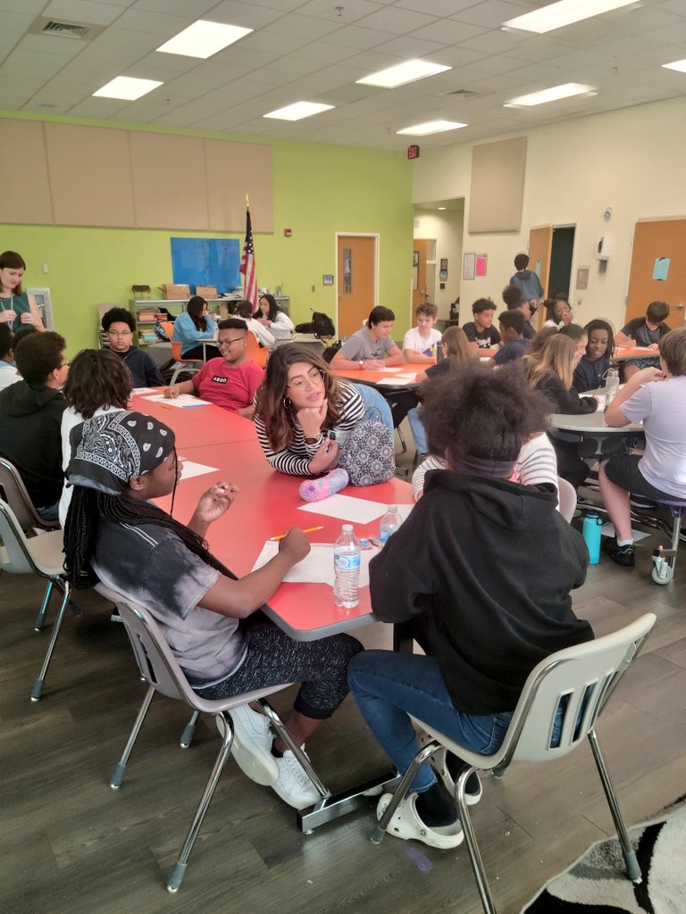 TaylorTurizo's tweet photo. Guest speakers from our community came in for our 7th and 8th grade PBL Ss to share their expertise on entrepreneurship. Ss are working on designing their products and services. https://t.co/FitlZGNnSX
