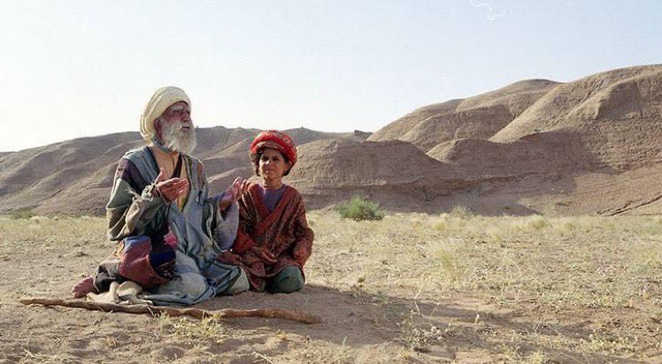 ابتعد قدر المستطاع عن المتباكين على حالهم أهل الشكوى والتذمر ، واقترب من أصحاب الرضا •• الذين يحمدون الله صباحًا ومساء ، رغم ظروفهم .