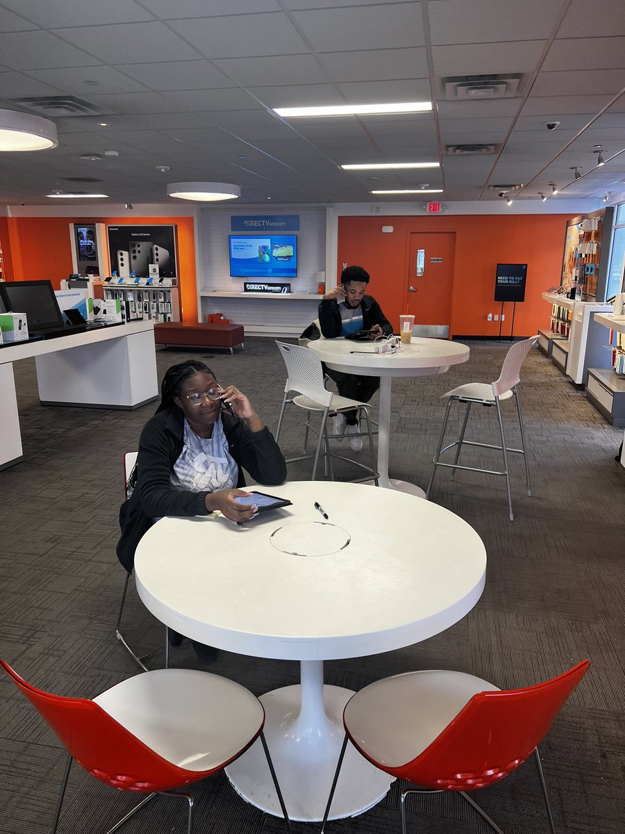 DanteDSep's tweet photo. Downtime is #ConnectTime in #Prime New Milford. Team is working the #Samsung Campaign! #DialingforDollars #OurNE #wiNEverything @pnixnix @emilywiper @Hope_Chapman @TheRealOurNE @PrimeComms https://t.co/bC34V78bSu