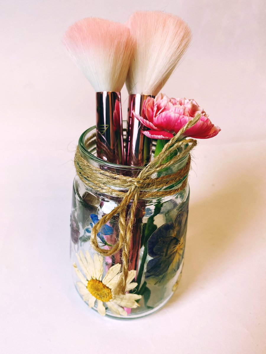 forever_garden's tweet photo. My pressed flower vases have multiple uses and look so pretty 🌸 https://t.co/VNT92x6roJ #womaninbizhour #mothersdaygift #etsy #MHHSBD https://t.co/5xdnrOBGXT