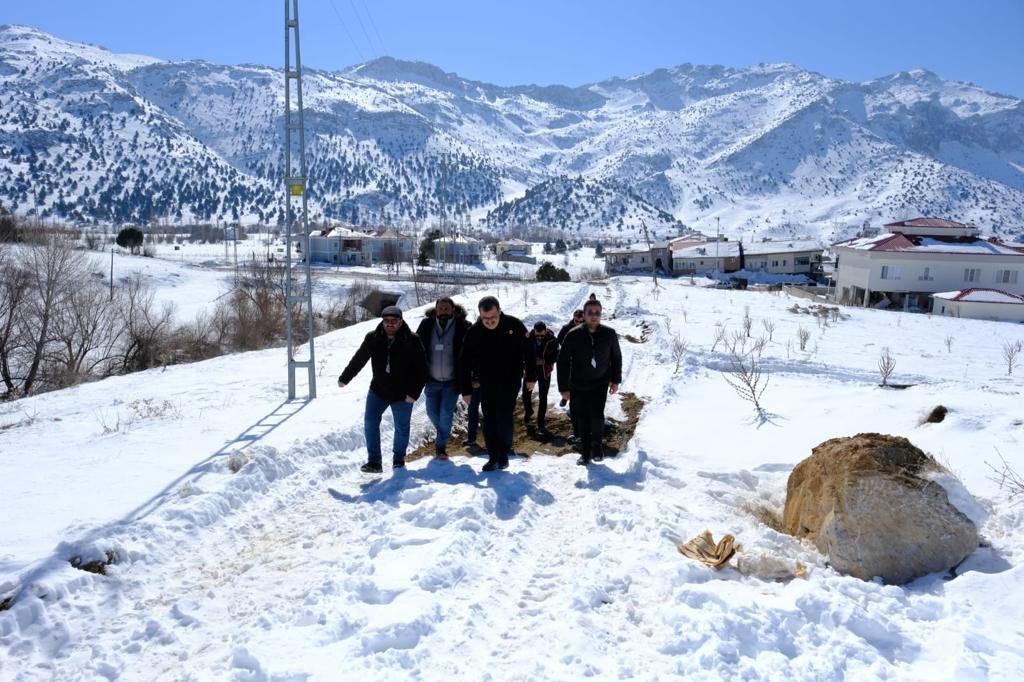 ProfHasanMandal's tweet photo. #Kahramanmaraş Nurhak’ta, depremin jeomorfolojik etkilerini, CBS uzaktan algılama ve web tabanlı haritalama yöntemleri kullanarak inceleyen araştırmacılarımızdan, bölgedeki yüzey kırıkları ve kütle hareketleri hakkında bilgi aldık, gözlemlerde bulunduk.

@istanbuledutr
@mkuniv https://t.co/5UKsawymDg