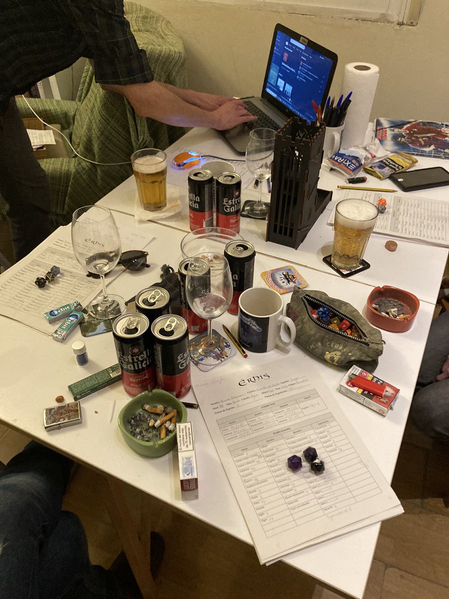 ErhisWeb's tweet photo. Esta es la evolución real de una mesa de #rol entre las 14:00 y las 6:00 del día siguiente. Desconfiad de los que os enseñen mesas limpias y ordenadas (y sin vicios). Tan solo hemos apartado los cadáveres para no herir sensibilidades.
#êrhis #êrhis2 #mesaderol #fantasia #novelas https://t.co/Vcuo0nxzjl