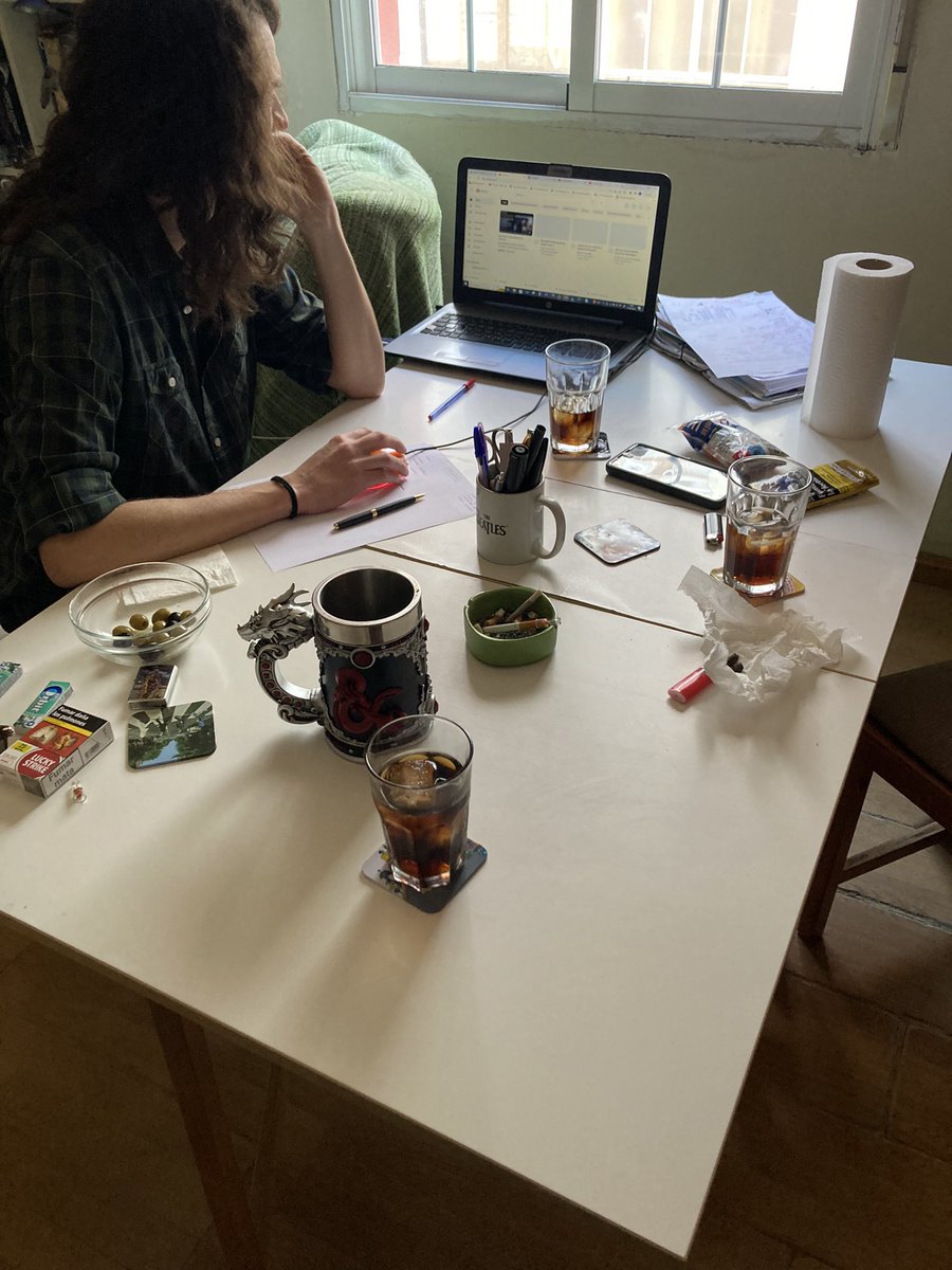 ErhisWeb's tweet photo. Esta es la evolución real de una mesa de #rol entre las 14:00 y las 6:00 del día siguiente. Desconfiad de los que os enseñen mesas limpias y ordenadas (y sin vicios). Tan solo hemos apartado los cadáveres para no herir sensibilidades.
#êrhis #êrhis2 #mesaderol #fantasia #novelas https://t.co/Vcuo0nxzjl