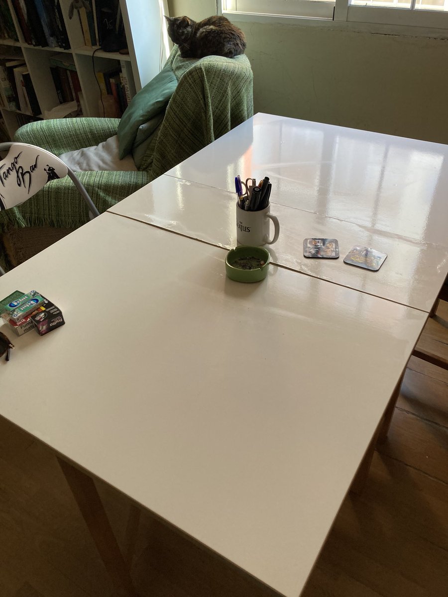 ErhisWeb's tweet photo. Esta es la evolución real de una mesa de #rol entre las 14:00 y las 6:00 del día siguiente. Desconfiad de los que os enseñen mesas limpias y ordenadas (y sin vicios). Tan solo hemos apartado los cadáveres para no herir sensibilidades.
#êrhis #êrhis2 #mesaderol #fantasia #novelas https://t.co/Vcuo0nxzjl