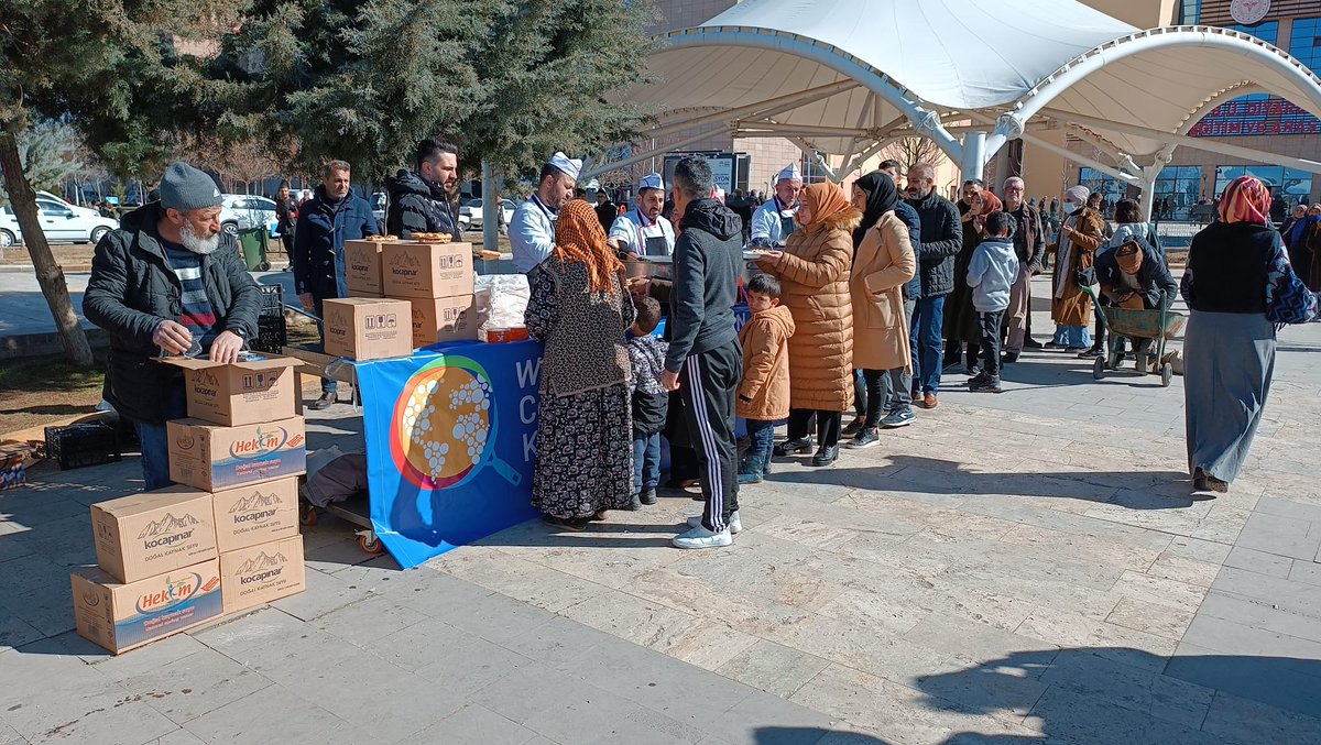 WCKitchen's tweet photo. Hospitals in regions impacted by the earthquakes are overwhelmed by the influx of people in urgent need of medical attention. To support patients and their families at a hospital in Diyarbakır, our team provided hundreds of warm meals and fresh fruit for lunch.
#ChefsForTürkiye https://t.co/bKtei38Jnn