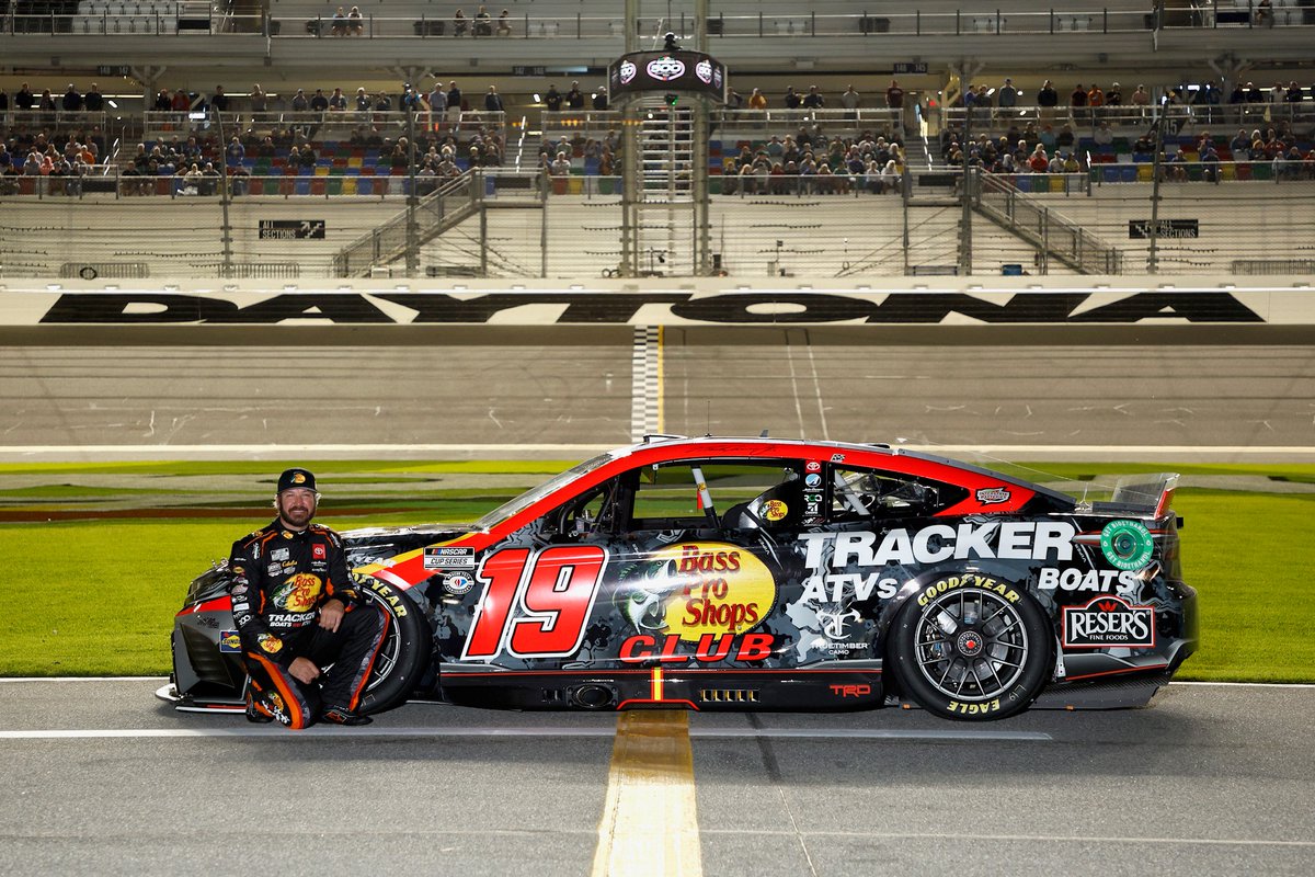 roq_us's tweet photo. Best of luck to our #PartnerInPrint Martin Truex Jr. (@swell_ink) in the Daytona 500 this weekend!! Thank you for Your Partnership, and gooooooo number 19!!
P.S. Look out for the #ROQFam representation on his car, helmet, and racing uniform if you havenโt seen it already ๐๐ค https://t.co/izKf5MGAIx