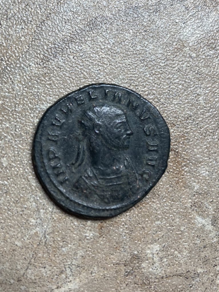 SiftingHistory's tweet photo. Today’s coin is this antoninian of Aurelian, the restitutor orbis. The reverse shows Sol Invictus, who was later identified with Christ by Constantine, standing between two captives. This one was minted in Sisca, between 270-275. #Roman #numismatics #classicsmatter https://t.co/9Blc4P5MXd