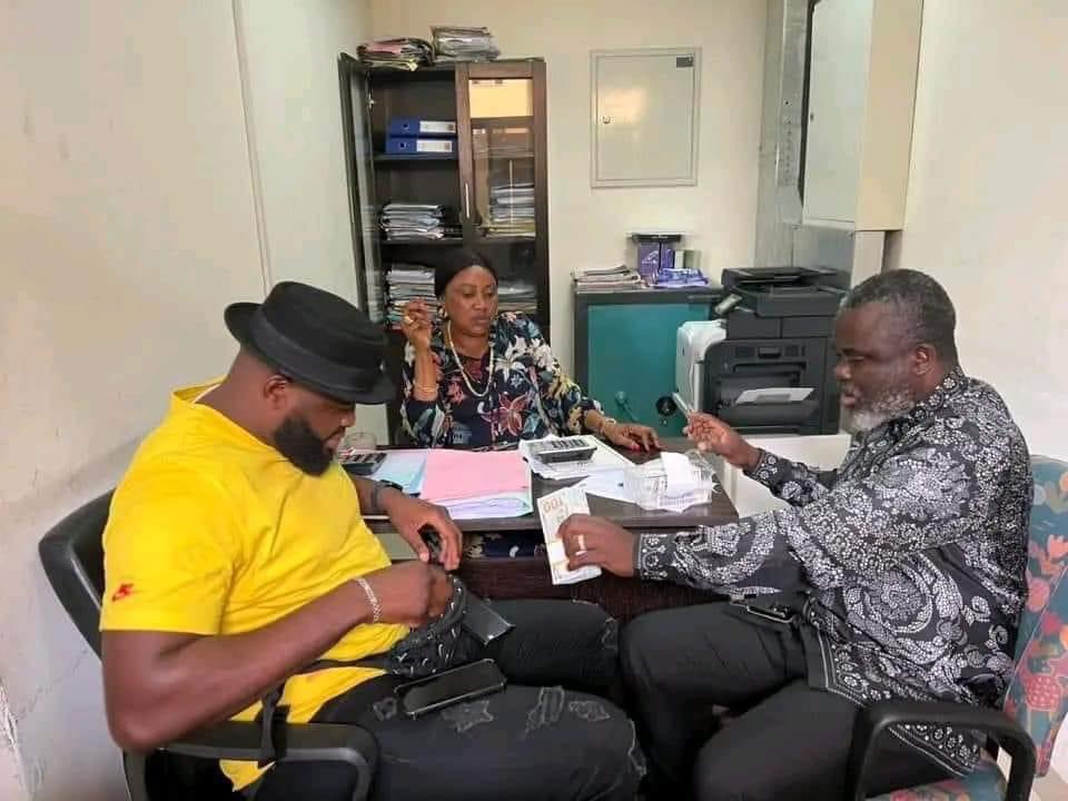 johnkyenge7's tweet photo. Enfin, #Bakole a trouvé l'adversaire du 4 Mars.
En pleine forme ,le Mr va défier l'homme de #100_k 
@EL_NobleEbula 
@StavrosPapaioa2 
@M_Tshisekedi 
@JMMannix23 🤣🤣🤣 https://t.co/LQrnJFlj5y