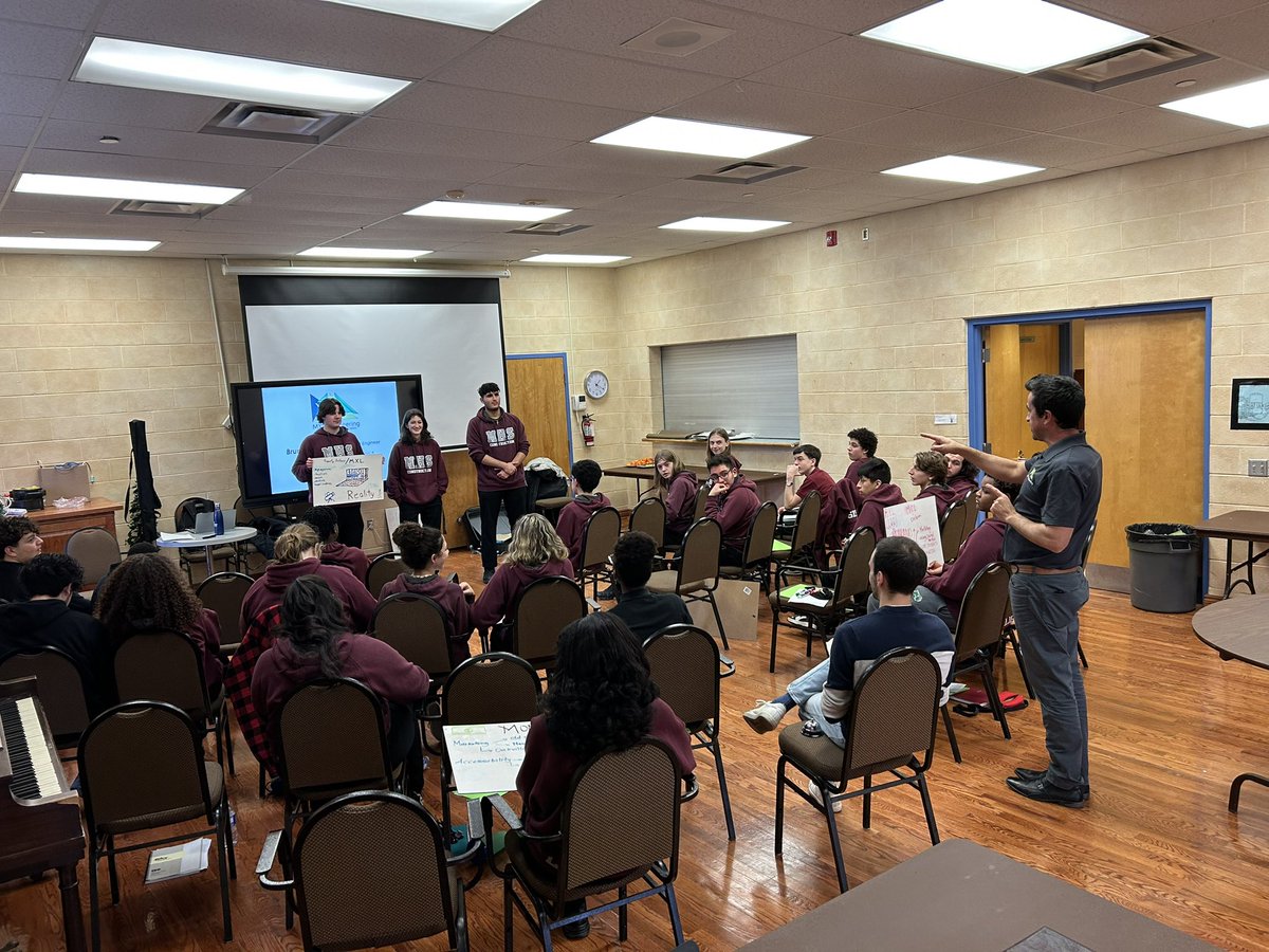 Les élèves de la MHS en construction ont participé à une formation d’innovation, créativité et entrepreneuriat. Ils ont rencontré un ingénieur qui a sa propre compagnie. Les élèves ont réfléchi à des prototypes de solutions pour qu’il puisse augmenter ses ventes. <a href="/esc_stefamille/">École secondaire catholique Sainte-Famille</a>