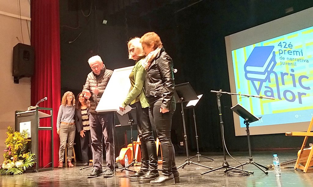 BullentEdicions's tweet photo. 42 anys del #PremiEnricValor i 40 d'Edicions del Bullent! Llegim 'acta del jurat: 'Llegenda dels registres', de Fàtima Ponsdomènech. https://t.co/4bhvN2fuzy