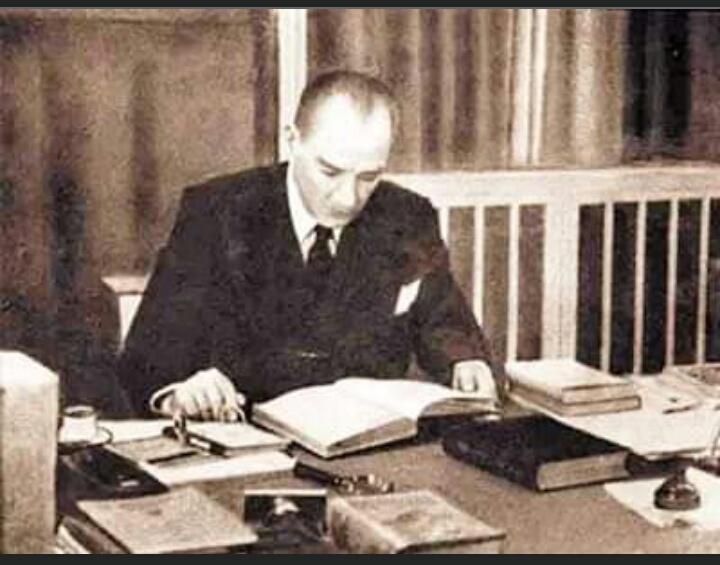 İnsanlığın Düşmanı Cehalet, 
Cehaletin Düşmanı Eğitimdir... 
Gazi Mustafa Kemal Atatürk 
#ÜniversitemeDokunma