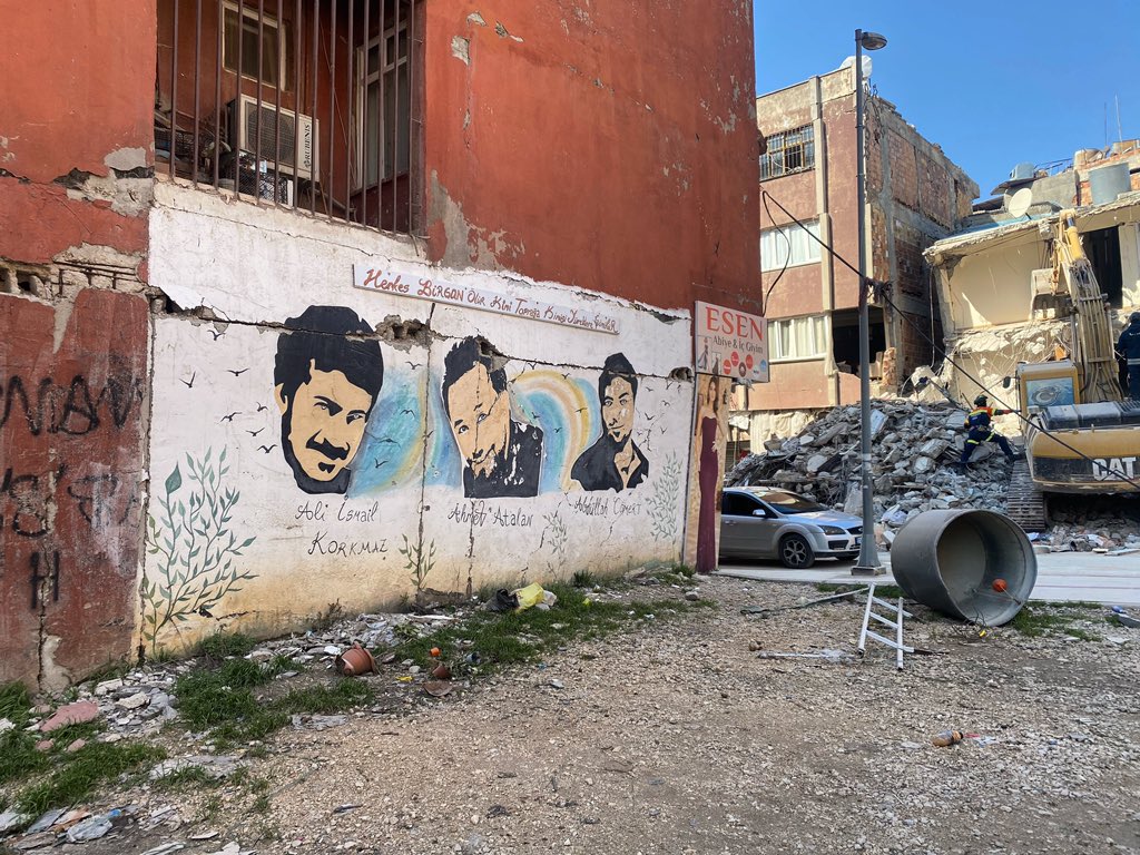 Bize ışıldayarak bakan yüzlerce gözü, sıcacık sarılan kolları arkada bıraktığım için gözlerim dolu dolu. Duygudaşlık, güven, öfke, örgütlülük, dayanışma bunların ne olduğunu çok daha iyi anladık. Antakya benim ikinci memleketim artık. Yine geleceğim. Yeniden kuracağız bu şehri.