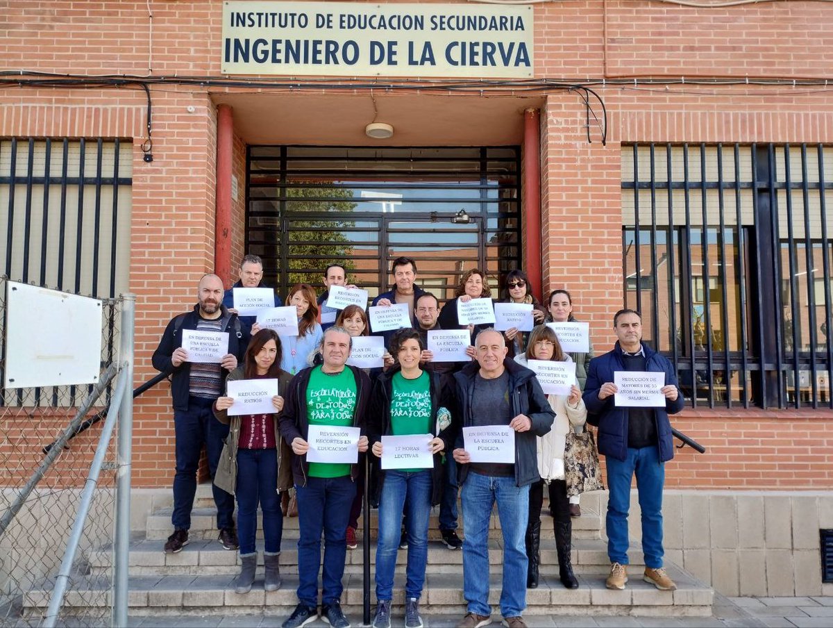 Este jueves los docentes murcianos siguen demostrando que la pública permanece viva y pelea por la supervivencia 💚💪 Aquí os dejamos las fotos que nos habéis hecho llegar. ¡Hilo va!
-IES Las Salinas del Mar Menor
-IES La Basílica
-IES José Planes
-IES Ingeniero de la Cierva👇🧵