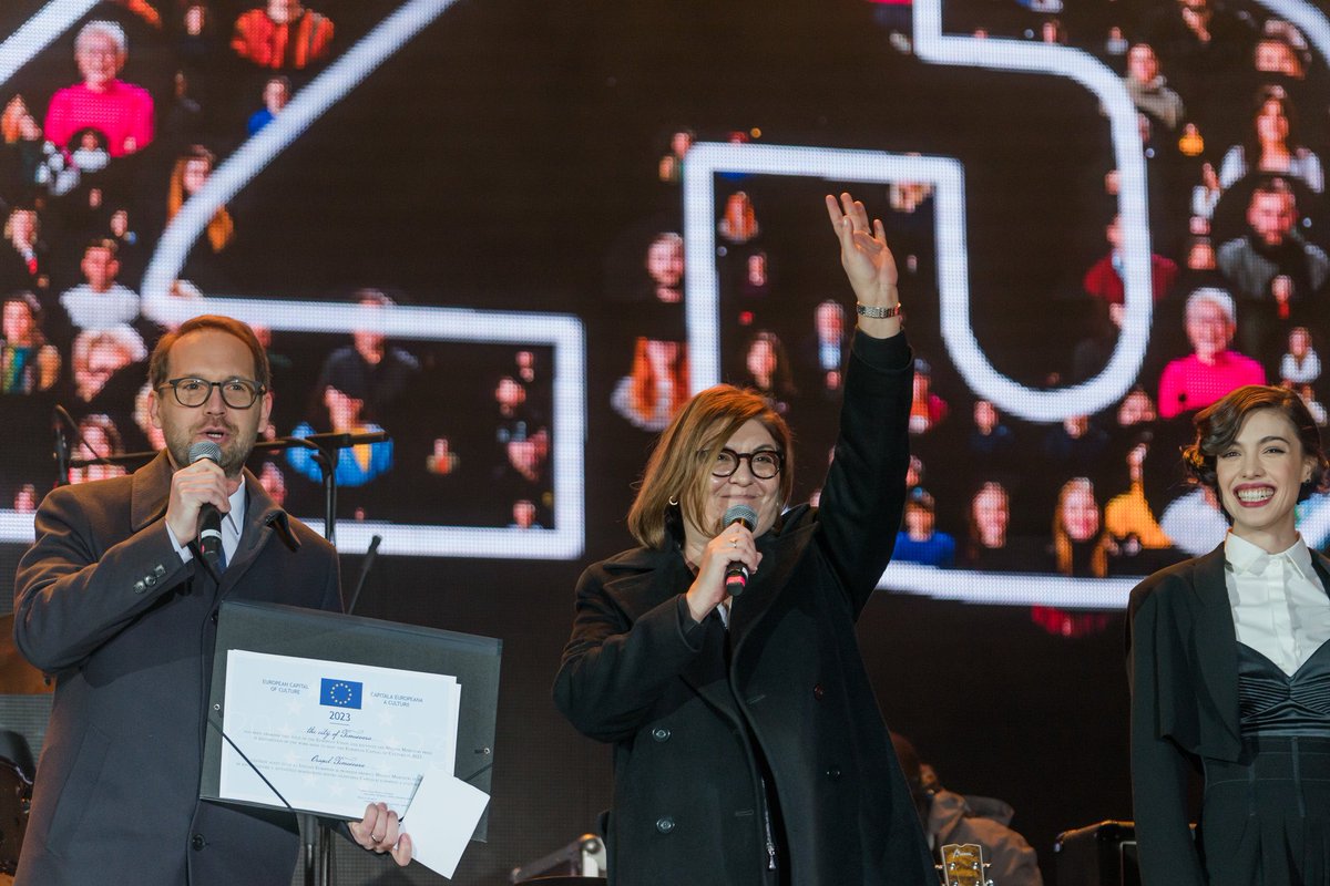 În numele Comisiei Europene, am înmânat Timișoarei Premiul Melina Mercouri, în valoare de 1,5 milioane de euro.

Timișoara e un oraș al deschiderii culturale și al dialogului multicultural. 

2023 poate deveni un an de renaștere culturală pentru oraș. Felicitari și mult succes!