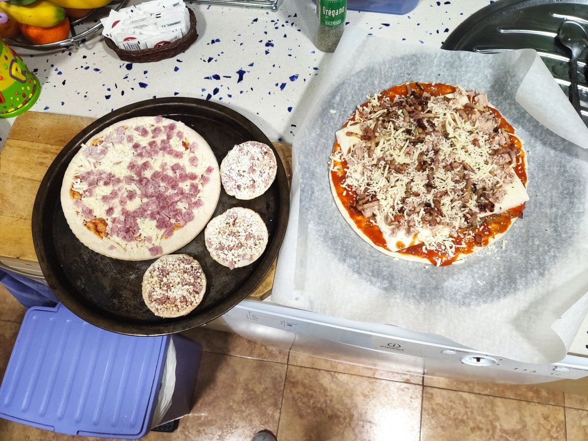Desicaved_13's tweet photo. Noche de pizza para todos 🥰🍕 https://t.co/wMATkHk4Nq