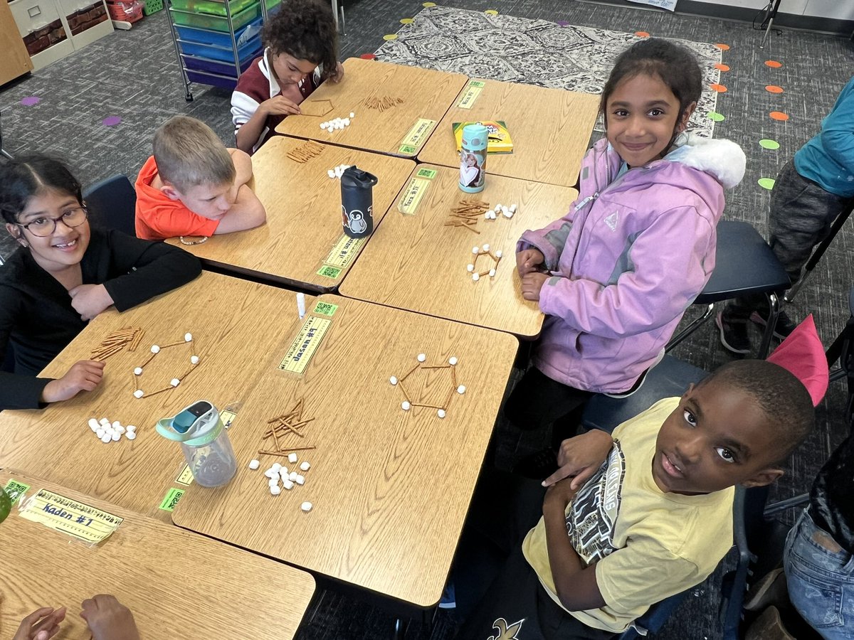 Liz_S_Castillo's tweet photo. We love hands on activities to practice our 2D shapes!! β€οΈπ€ @OgleElem #FutureReadyMagic #1stGradeMath https://t.co/8VdzulO6oQ