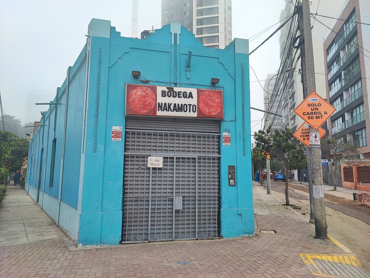 eabusad's tweet photo. El fin de una época. Hemos tomado conocimiento de que la bodega de la amable familia Nakamoto, que durante décadas nos ha atendido en la calle Berlín, en Miraflores, ha cerrado definitivamente 😞 https://t.co/BozS5rJp8T
