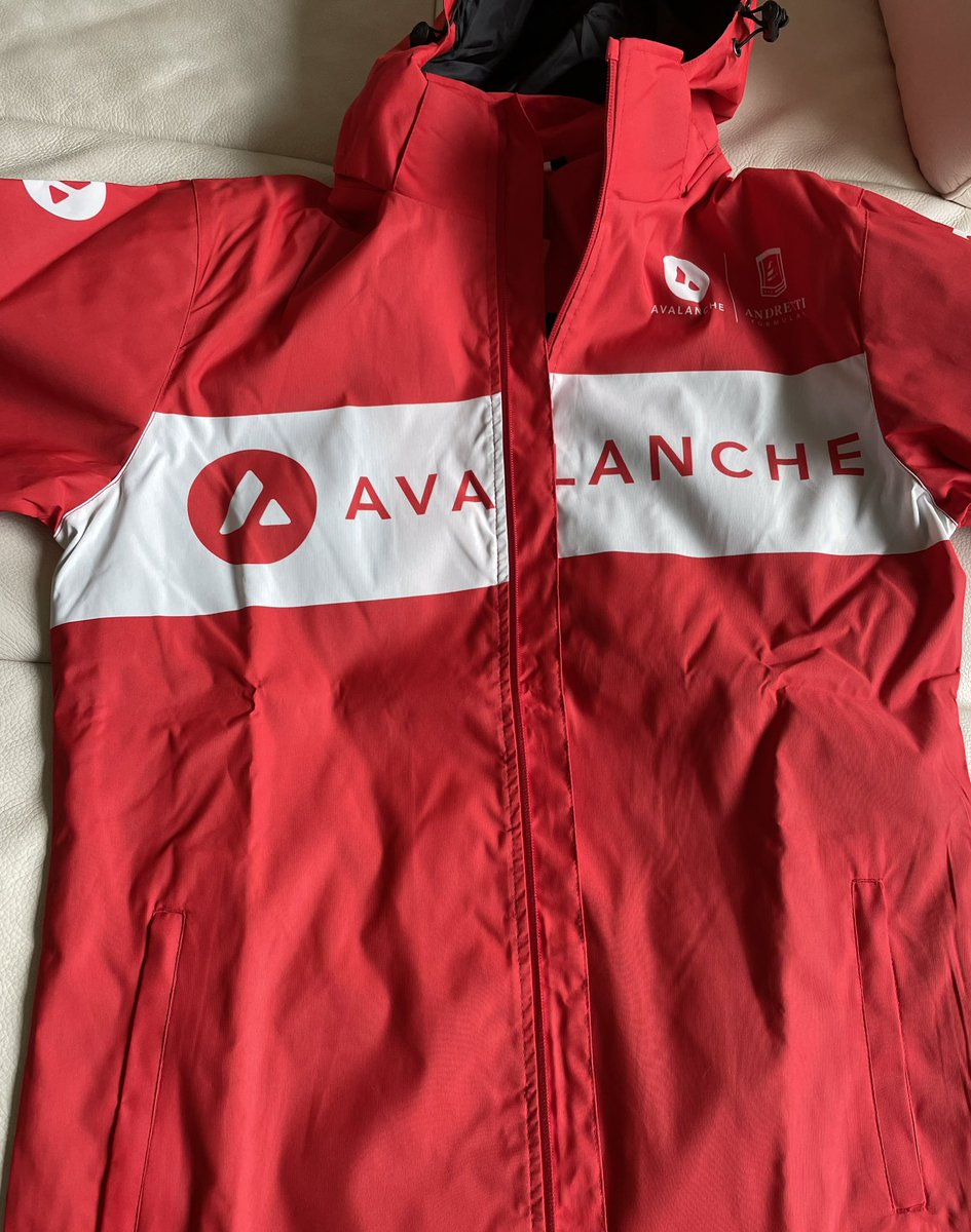 JonahBlake's tweet photo. Coolest jacket in web3 gaming. Thank you! @avalancheavax @GamingOnAvax https://t.co/KDRI4SXrfq