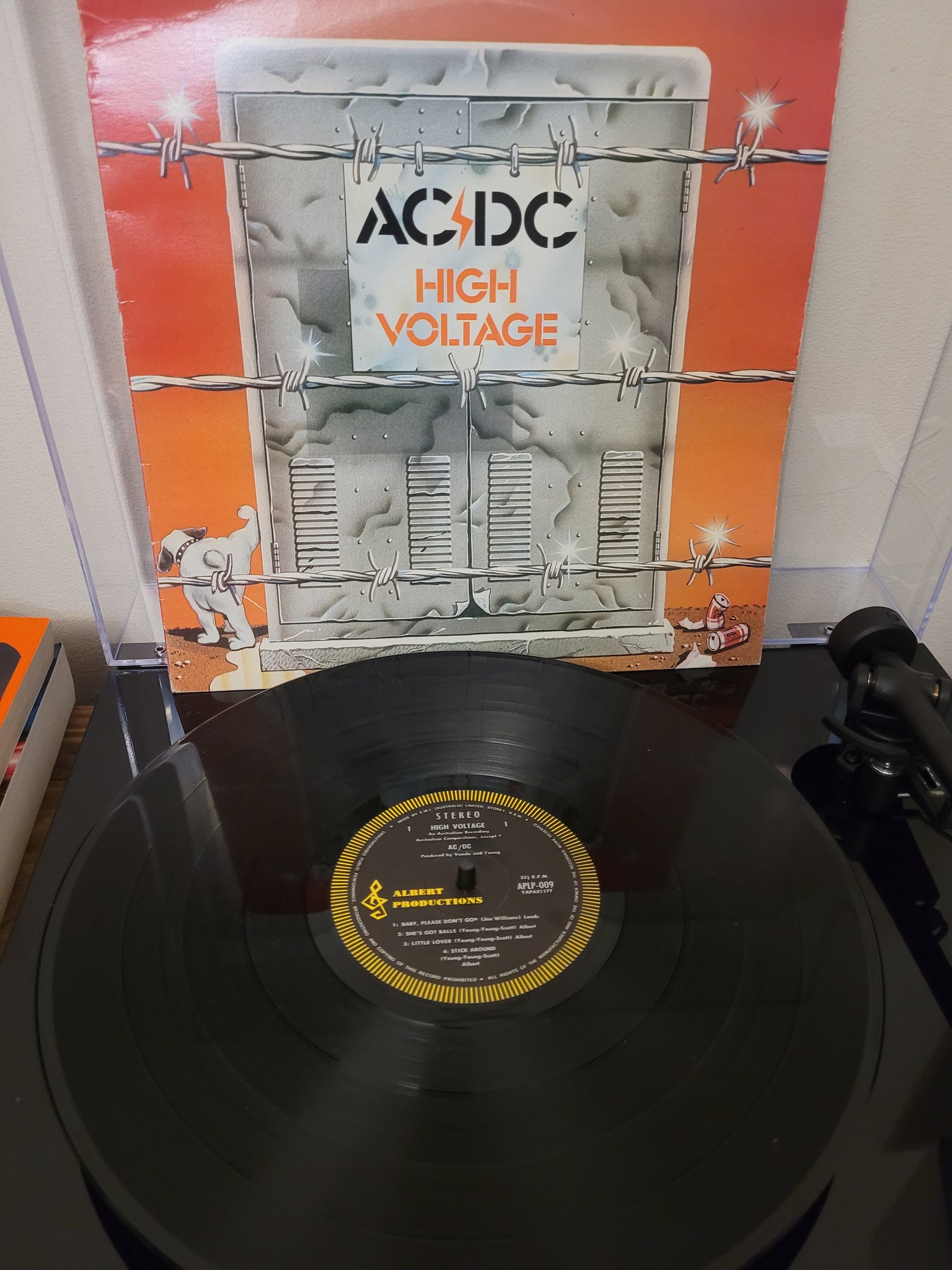 Rummelig Falde tilbage leder AC/DC on Twitter: "OTD 1975: AC/DC's first album “High Voltage” is released  in Australia by Albert Productions/EMI. On the 19th they play a special  performance at the Hard Rock Café in Melbourne