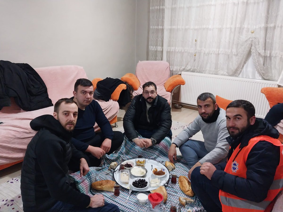 Depremin olduğu ilk günden itibaren soluğu yanımızda deprem bölgesinde alan ve bizlerden desteklerini esirgemeyen Bilgenç Derneği Genel Başkanımız ve Başkan Yardımcılarımıza yürekten teşekkür ederim.
#BilgençKardeşliktir #BilgençDerneği #Deprem