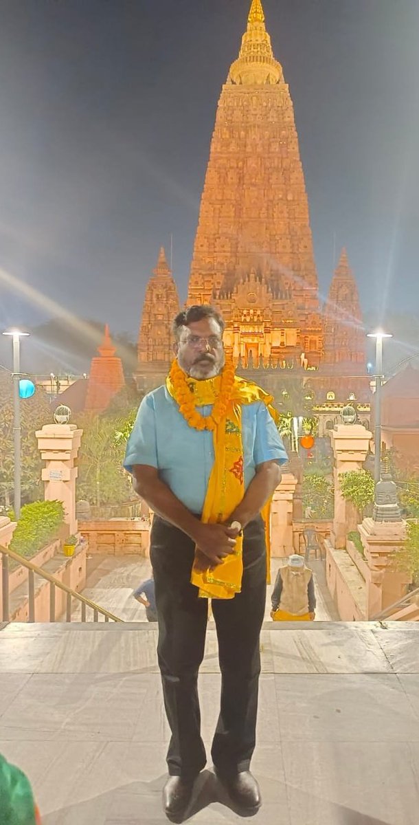 thirumaofficial's tweet photo. உள்ளே சென்றதும் அங்கே இருந்த பிக்கு ஒருவர் புத்தரின் திருவுருவச்சிலையின் மீதிருந்த ஆடையை எடுத்து அணிவித்துச் சிறப்பித்தார்.
விகாரின் வெளியே பின்பகுதியில் புத்தர் அமர்ந்திருந்த இருக்கை பாதுகாக்கப்பட்ட பகுதியாக உள்ளது. அதனைச் சுற்றிலும் பெண்கள் உட்பட பலர்  தியானம் செய்தனர். (3/3) https://t.co/f5rYrfUM7i