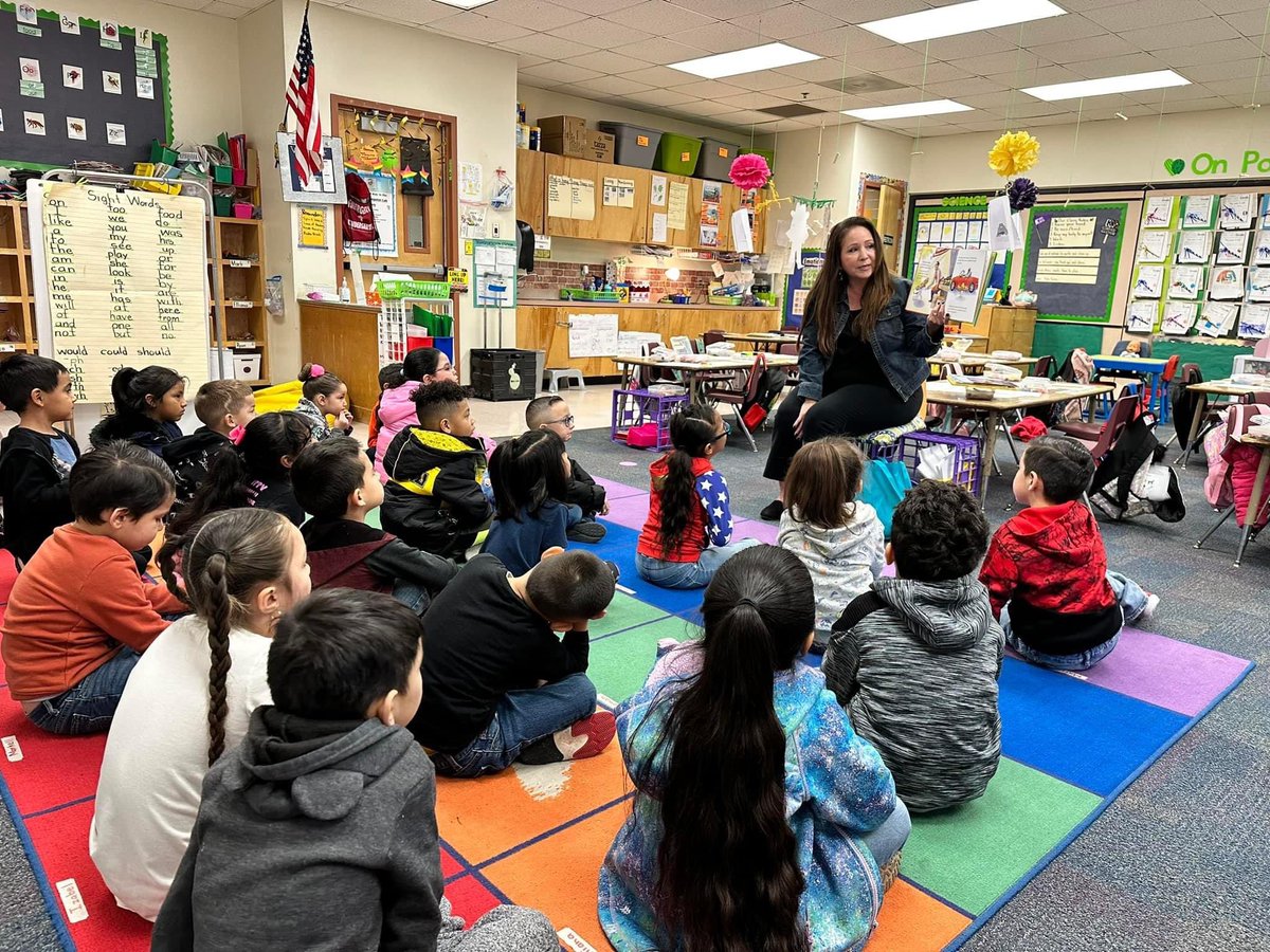 LOVE OF READING WEEK—

Thank you to all the visitors who came and read to our elementary school students throughout the week to celebrate Love of Reading Week! Our students appreciate the time you took out of your day to share a story with our students! 📚📖❤️