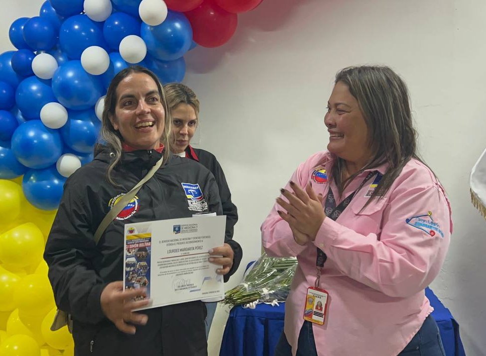 Directora General de #Senamecf,<a href="/LissettMoreno10/">Lissett Moreno</a> junto a personal directivo y trabajadores realizaron entrega de reconocimientos y obsequios institucionales a expertos que integraron la Fuerza de Tarea Humanitaria GJ Simón Bolívar en apoyo a la población de #Türkiye