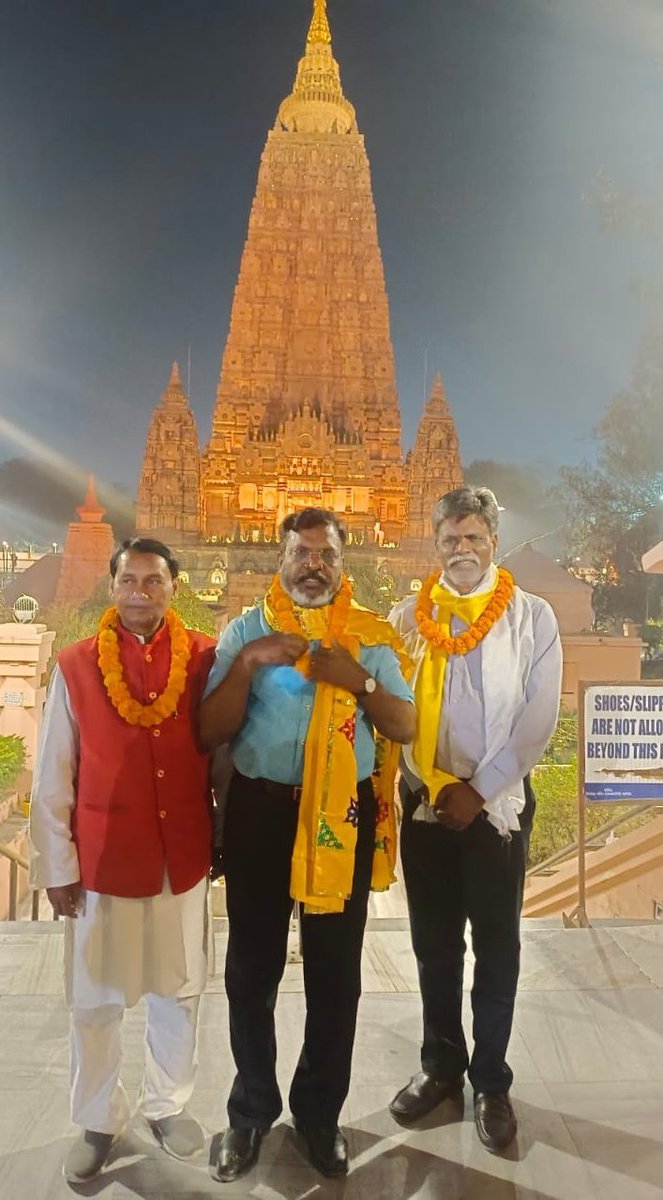 thirumaofficial's tweet photo. உள்ளே சென்றதும் அங்கே இருந்த பிக்கு ஒருவர் புத்தரின் திருவுருவச்சிலையின் மீதிருந்த ஆடையை எடுத்து அணிவித்துச் சிறப்பித்தார்.
விகாரின் வெளியே பின்பகுதியில் புத்தர் அமர்ந்திருந்த இருக்கை பாதுகாக்கப்பட்ட பகுதியாக உள்ளது. அதனைச் சுற்றிலும் பெண்கள் உட்பட பலர்  தியானம் செய்தனர். (3/3) https://t.co/f5rYrfUM7i