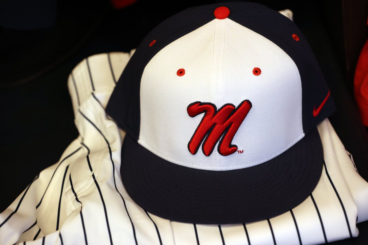 Opening Day Fit

🧢 White
👕 Navy
👖 Pins