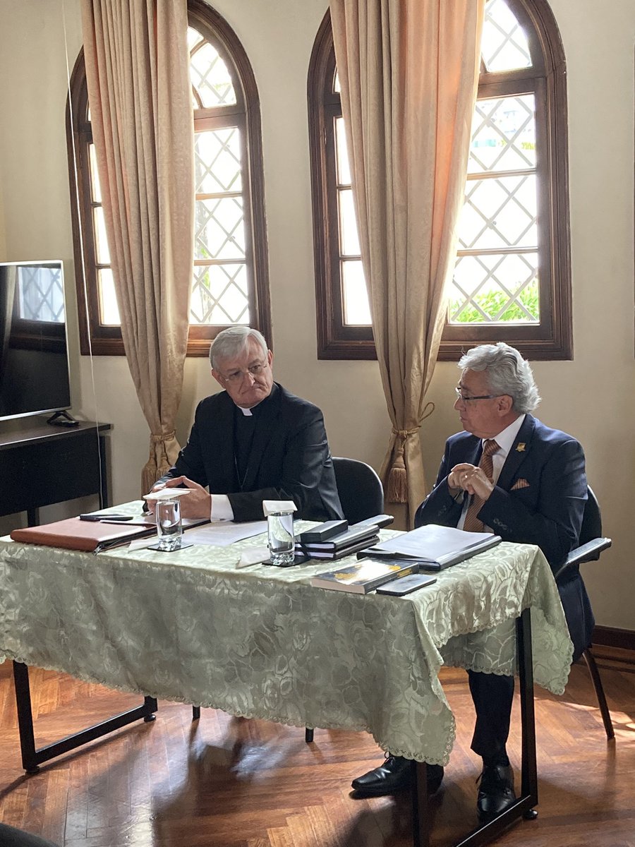 AcdiplomaticaEc's tweet photo. Dentro del ciclo de conferencias semanales para los alumnos de la @AcdiplomaticaEc hoy tuvo lugar la exposición del Nuncio Apostólico  Monseñor Andrés Carrascosa, Decano del Cuerpo Diplomático, con el tema “El estado de la ciudad del Vaticano como sujeto de derecho internacional” https://t.co/6KFOIQqCVA
