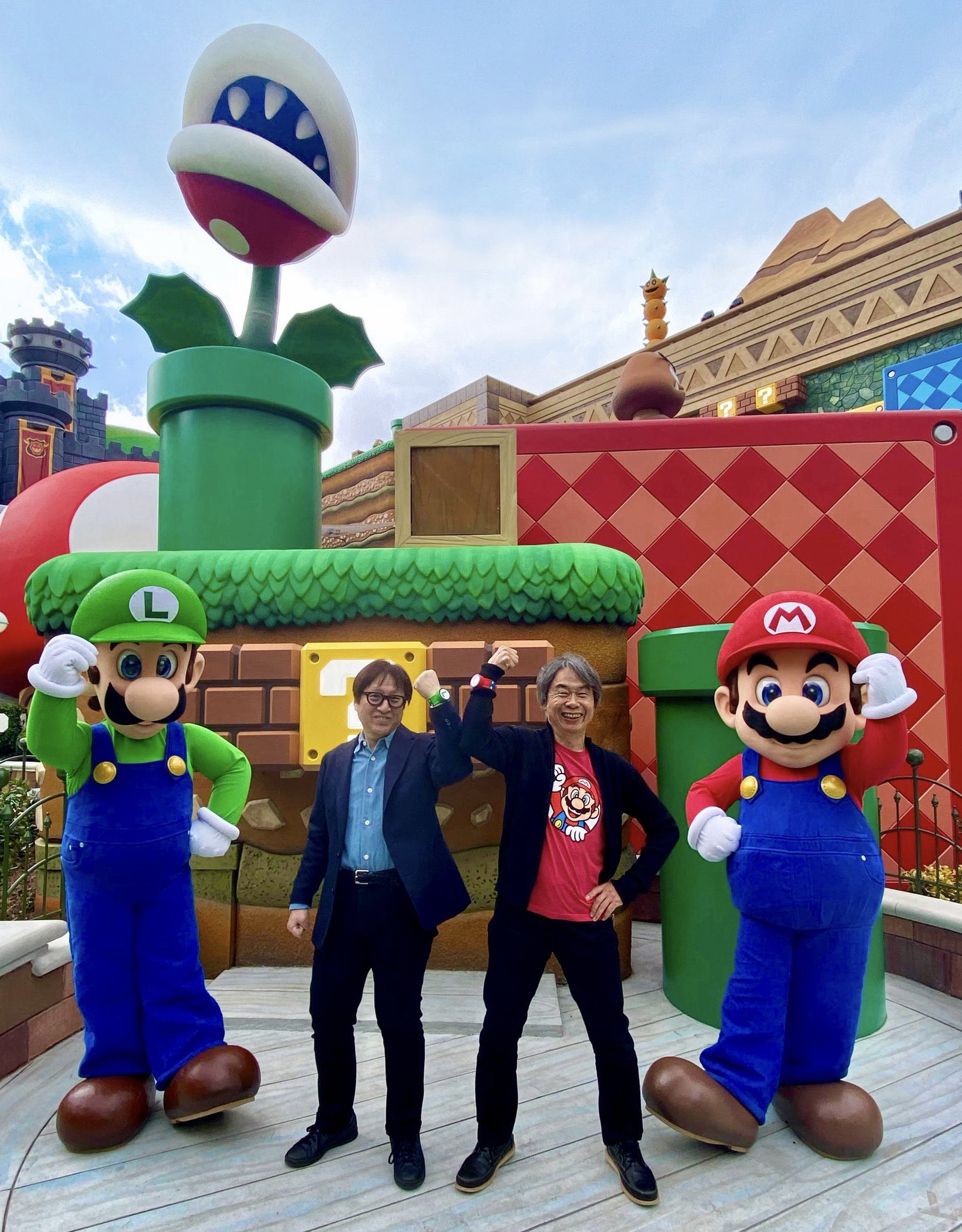 Pop Crave on X: Nintendo's Shigeru Miyamoto and Shinya Takahashi pose with  Mario and Luigi at #SuperNintendoWorld in Universal Studios Hollywood.   / X