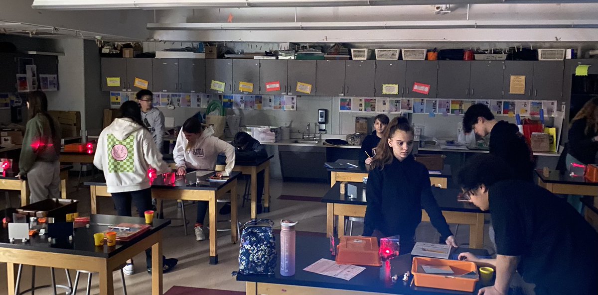 ⁦@thorne_ms⁩ 8th grade science Ss learning about wave interactions and fiber optics use angle of incidence and reflection to win the laser light challenge; make an EM spectrum wave travel around an obstacle to reach the target #MTPSpride #180wayslionslead
