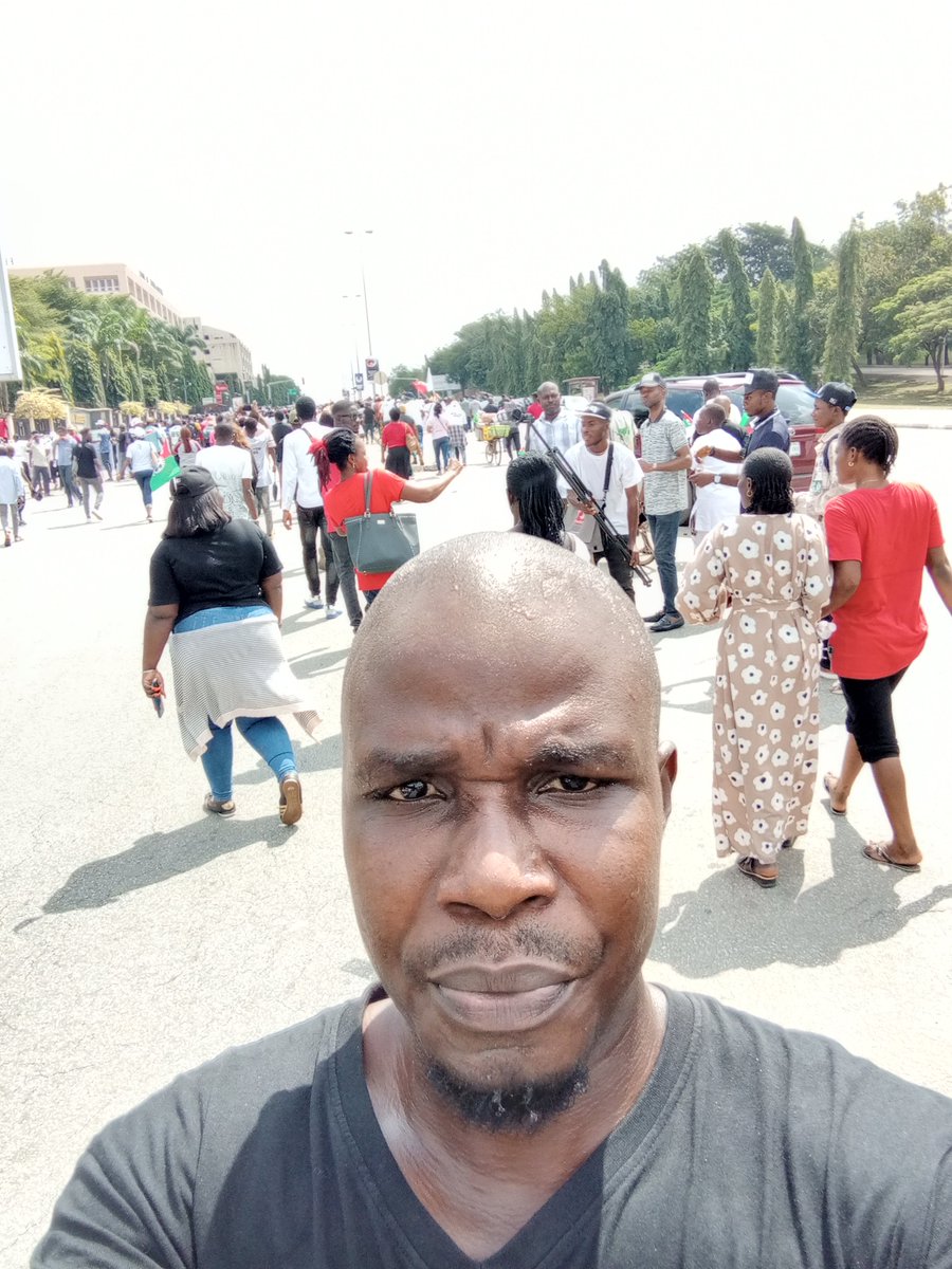 Gizmojigs's tweet photo. I was 28 years old in 2015 when Buhari and APC entered power,I'm 36 now and not much have been achieved by me in life,I'm not a lazy person,I have never been and will never be,as I'm typing this I run more than one business but they are not doing well in a country with very bad https://t.co/c5FNKw5Gum