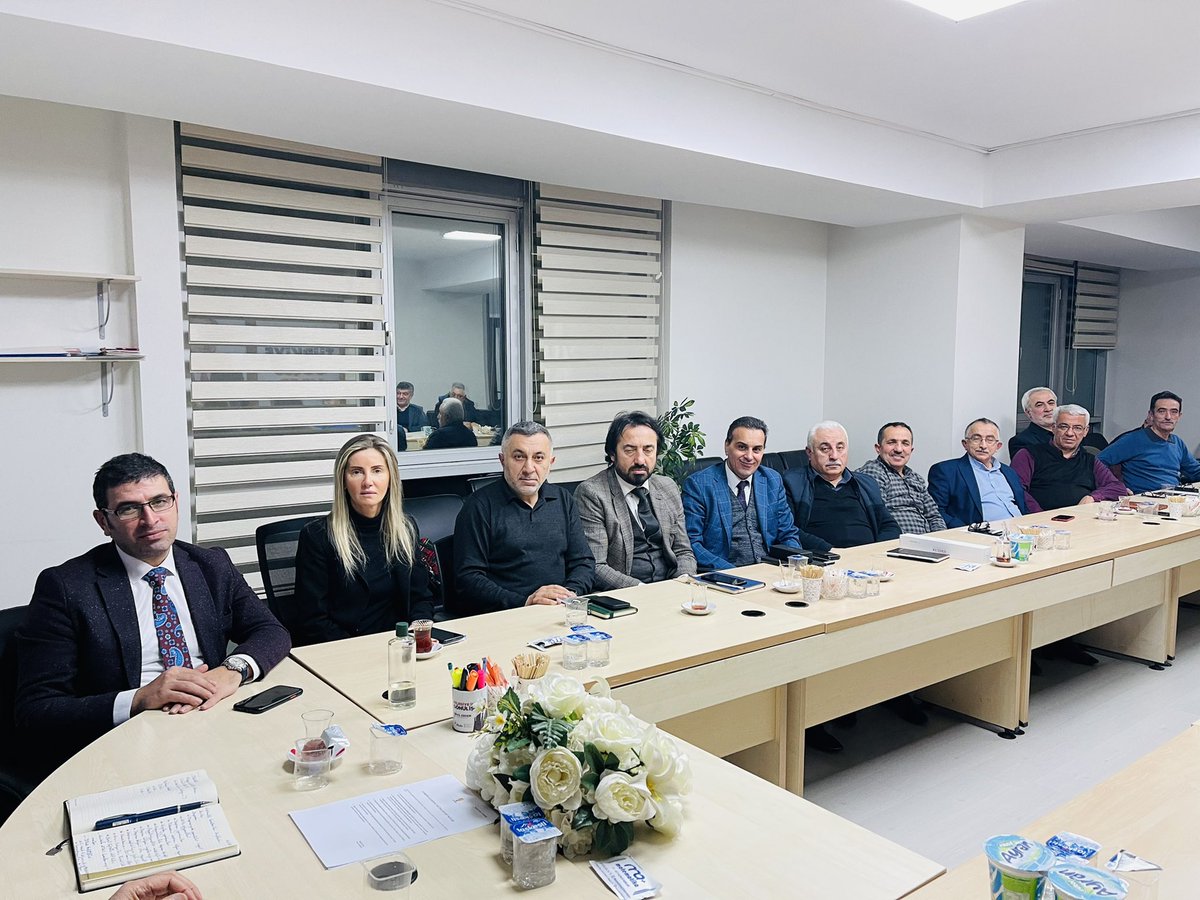 İlçemize gelen afetzede ailelere vekilimiz <a href="/mustafaatas/">Mustafa ATAŞ</a> beyle ziyarette bulunduk. Akabinde Ataşehir ilçe teşkilatı olarak depremzedelere ve afet bölgesine yönelik yaptıptığımız ve yapacağımız çalışmaları mahalle başkanlarımızla birlikte değerlendirdik.