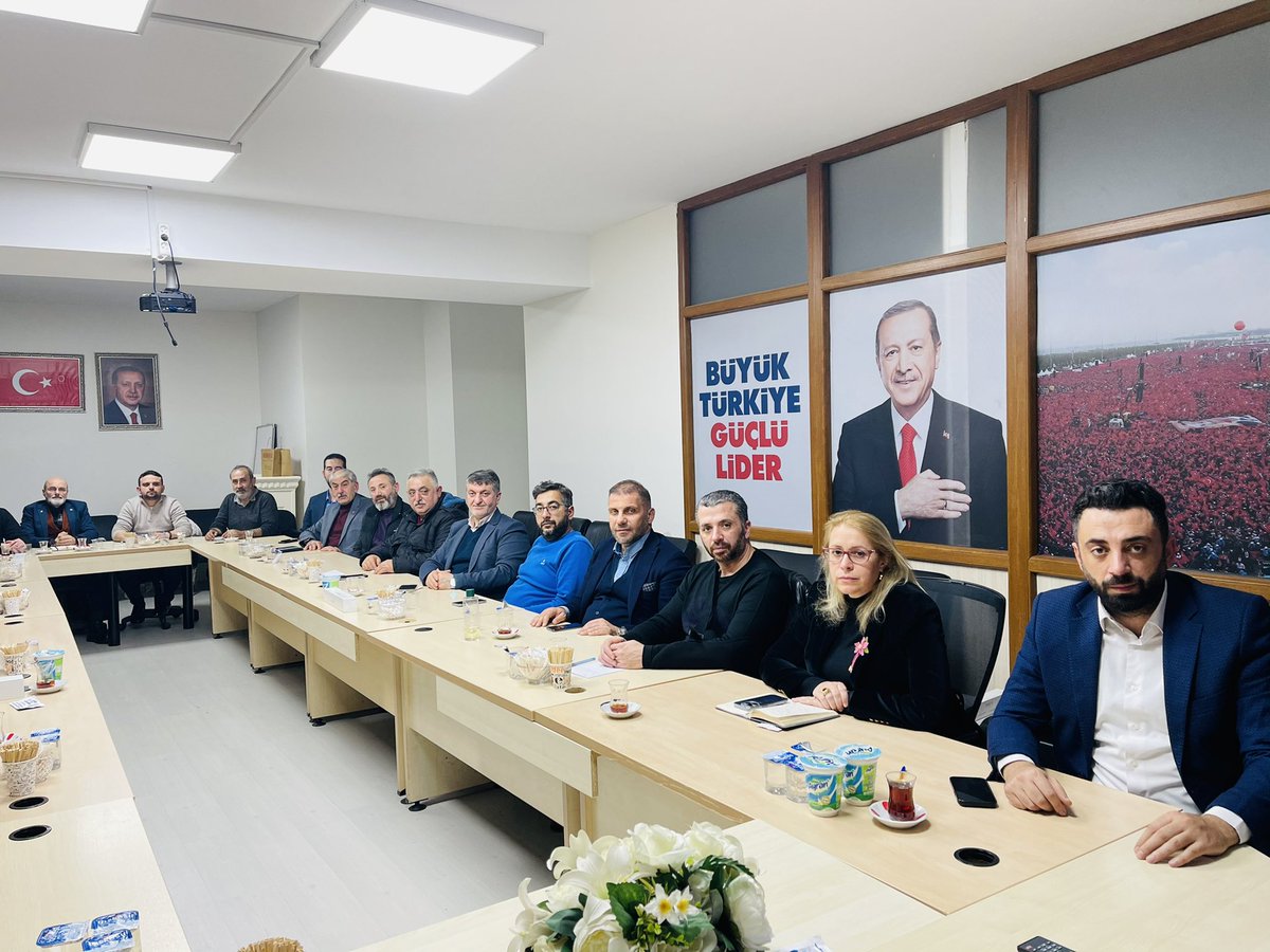 bbismailerdem's tweet photo. İlçemize gelen afetzede ailelere vekilimiz @mustafaatas beyle ziyarette bulunduk. Akabinde Ataşehir ilçe teşkilatı olarak depremzedelere ve afet bölgesine yönelik yaptıptığımız ve yapacağımız çalışmaları mahalle başkanlarımızla birlikte değerlendirdik. https://t.co/LtRqzZzfp2