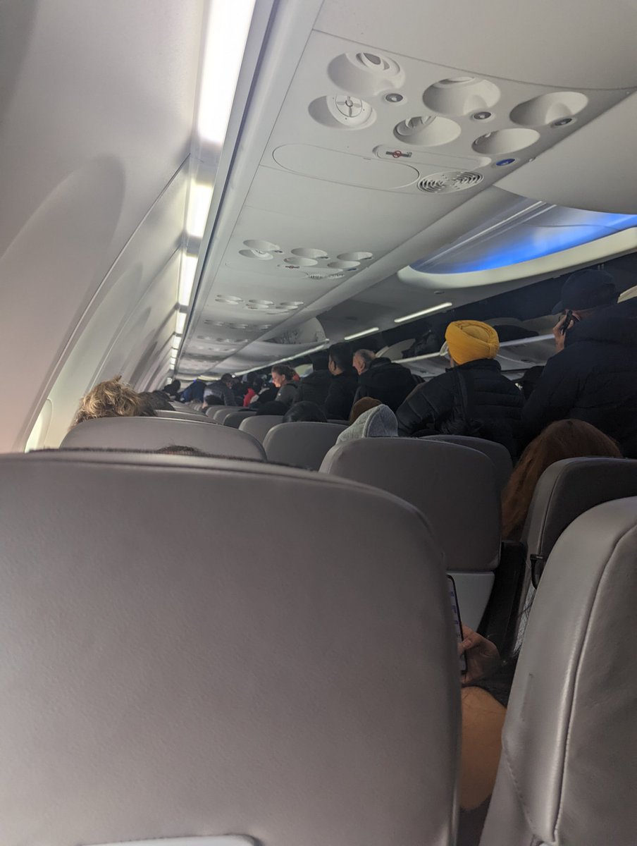 dennyishung's tweet photo. Genuine question, why? What's the purpose of forming a line like this?  🤷 https://t.co/CtYvJf59jw