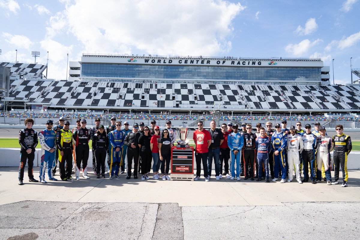 With a new class photo 🤩