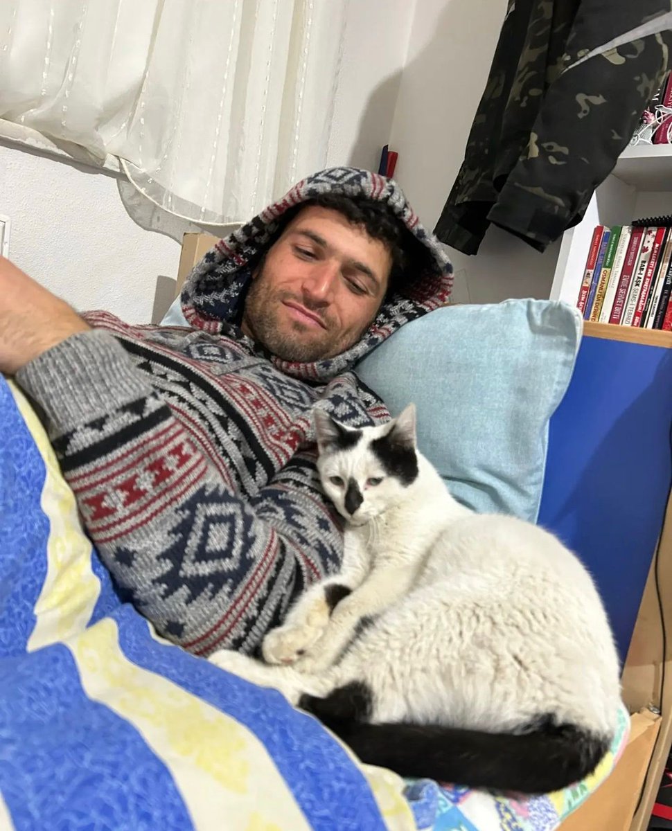 I posted yesterday about a cat saved from the rubble in Turkey who refused to leave his rescuer's side. The rescuer's name is Ali Cakas and he adopted the cat, naming him Enkaz - 'rubble' in Turkish. May they have a happy life together! 📷- jcacs_1/ Instagram