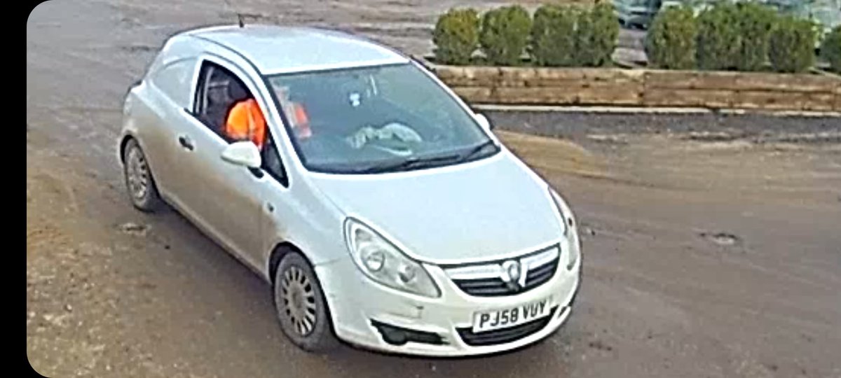 HartCommonGC's tweet photo. Local clubs be aware. He had a look round the greenkeeping yard earlier and then returned this evening. Luckily we always have someone on site so he left empty handed. @HindleyHGC @BoltonGolfClub @BoltonOldLinks @Deanegolfclubg1 @BreightmetGreen @HarwoodGC @ChorleyGolfClub https://t.co/ai3RAHD4xT