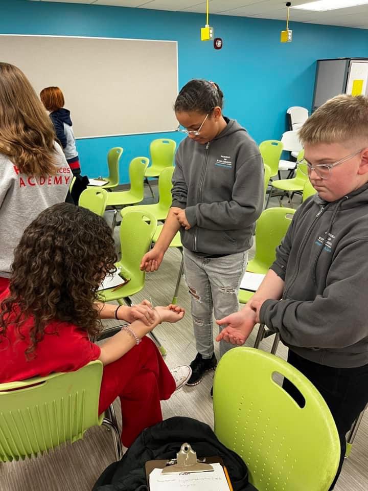 AOESPS's tweet photo. Today we got to visit the 8th graders at @HSA_at_Mercy! They taught us how to find our pulse, heart rate, check respiratory rate, temperature, &amp; skin conditions without any tools! 🩺🫀🫁
It was awesome to see what other @officialSPS #ChoicePrograms are doing and work together! 🤝 https://t.co/hvZ6rBY16D