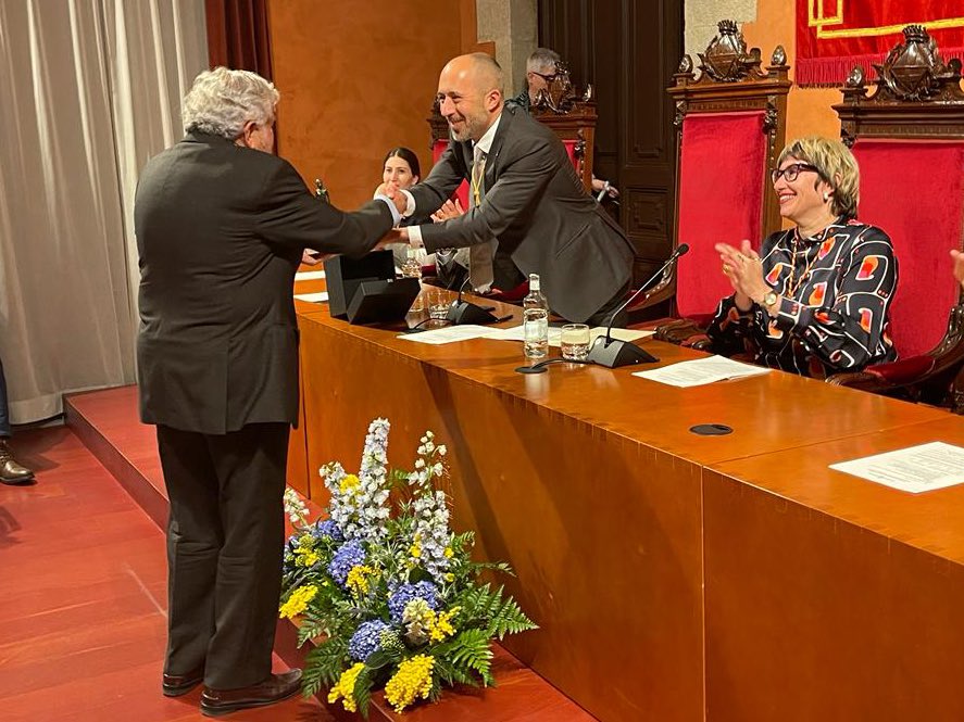 marc_aloy's tweet photo. Obrim #LaLlum2023 amb l’esplèndid pregó d’Agustí Cots Calsina, representant del Gremi de la Construcció, fundat l’esplendorós segle XIV de la Llum, la Sèquia, la Seu i el Pont Nou. 

Com fa 700 anys, #Manresa ha de fer pinya per construir un futur millor. Bona Festa de la Llum! https://t.co/1aTQATBy65