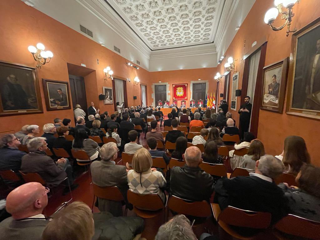 marc_aloy's tweet photo. Obrim #LaLlum2023 amb l’esplèndid pregó d’Agustí Cots Calsina, representant del Gremi de la Construcció, fundat l’esplendorós segle XIV de la Llum, la Sèquia, la Seu i el Pont Nou. 

Com fa 700 anys, #Manresa ha de fer pinya per construir un futur millor. Bona Festa de la Llum! https://t.co/1aTQATBy65