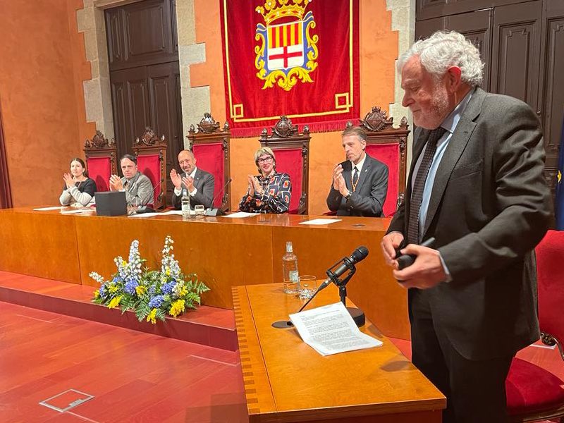 marc_aloy's tweet photo. Obrim #LaLlum2023 amb l’esplèndid pregó d’Agustí Cots Calsina, representant del Gremi de la Construcció, fundat l’esplendorós segle XIV de la Llum, la Sèquia, la Seu i el Pont Nou. 

Com fa 700 anys, #Manresa ha de fer pinya per construir un futur millor. Bona Festa de la Llum! https://t.co/1aTQATBy65